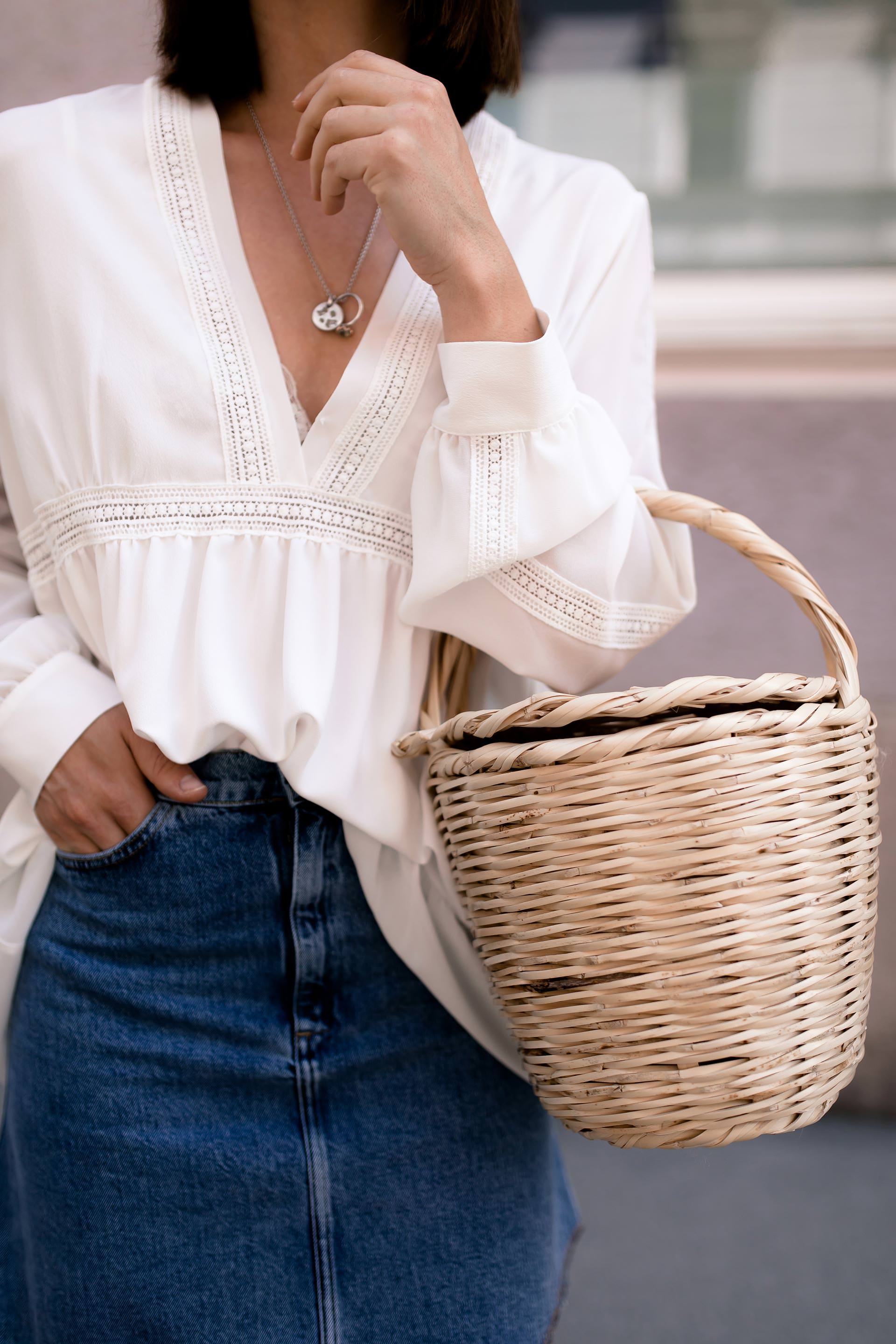 enthält unbeauftragte Werbung, Jeansrock Outfit im Sommer kombinieren, Jeansröcke stylen, Birkin Basket kaufen etsy, Jeansrock welche Schuhe, Jeansrock welches Oberteil, Jeansrock mit Wellenkante, Alltagsoutfit, Mode Tipps, Modeblogger, www.whoismocca.me #jeansrock #sommeroutfit #styling #modeblogger #ootd #birkin #mules #sommermode