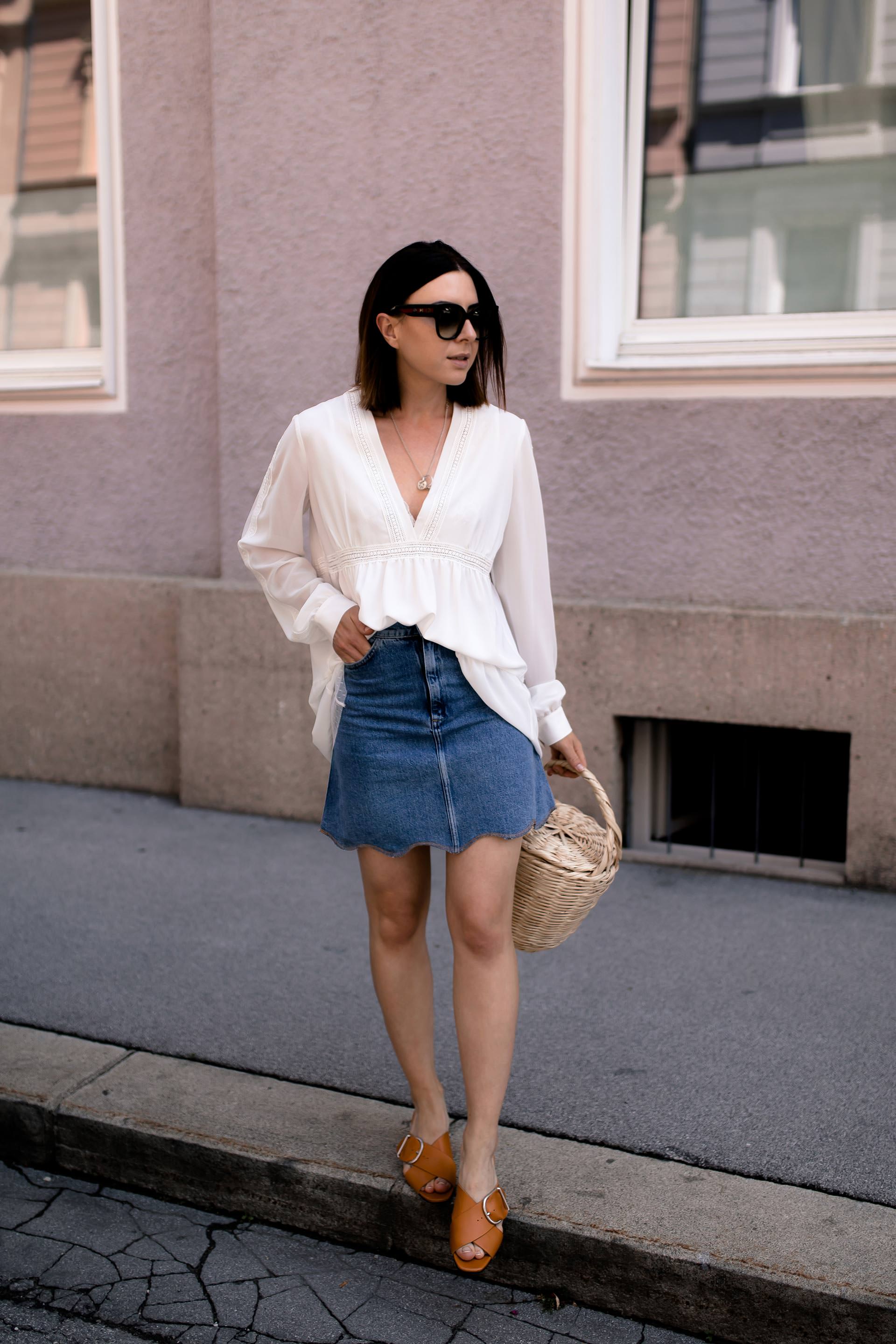 enthält unbeauftragte Werbung, Jeansrock Outfit im Sommer kombinieren, Jeansröcke stylen, Birkin Basket kaufen etsy, Jeansrock welche Schuhe, Jeansrock welches Oberteil, Jeansrock mit Wellenkante, Alltagsoutfit, Mode Tipps, Modeblogger, www.whoismocca.me #jeansrock #sommeroutfit #styling #modeblogger #ootd #birkin #mules #sommermode