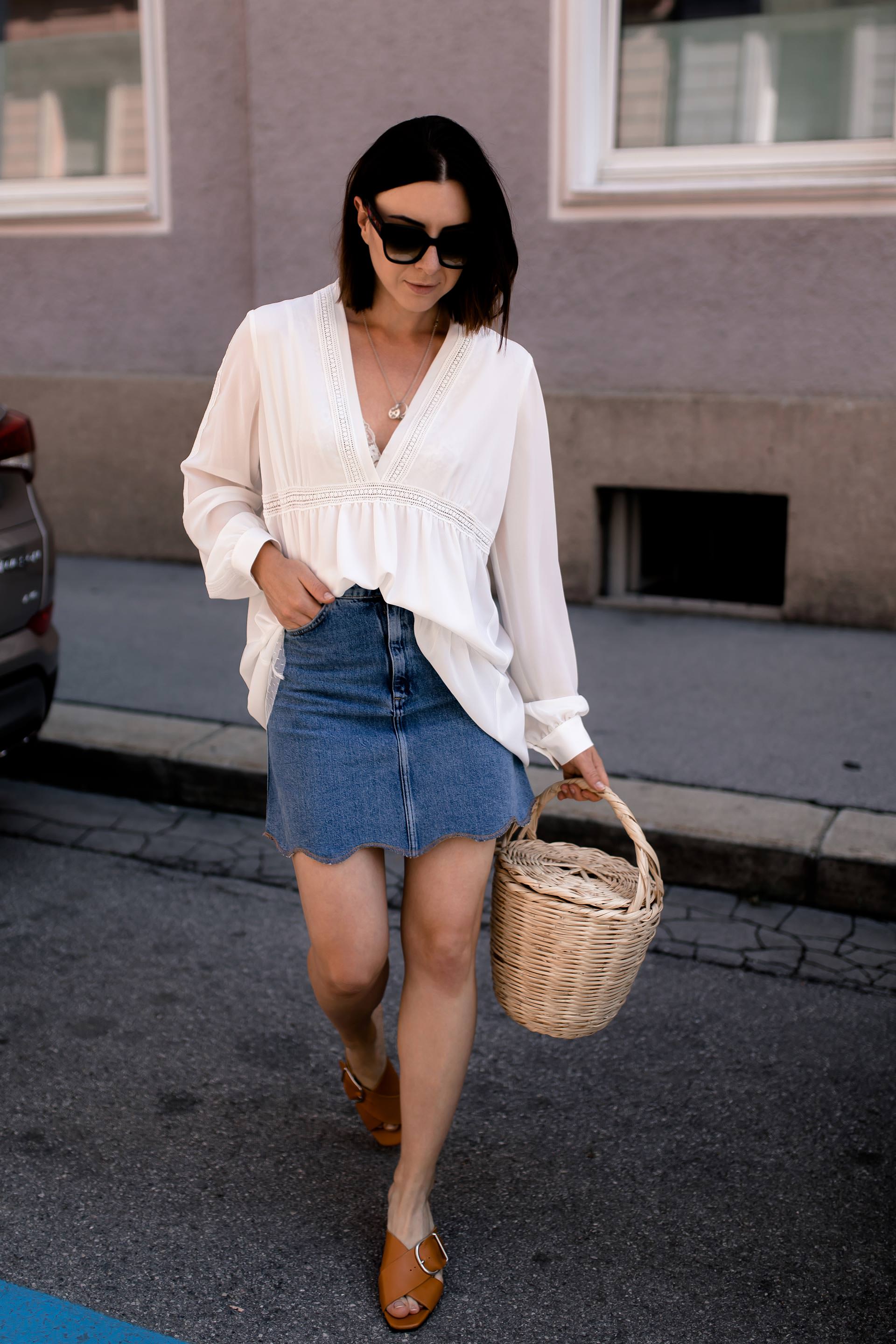 enthält unbeauftragte Werbung, Jeansrock Outfit im Sommer kombinieren, Jeansröcke stylen, Birkin Basket kaufen etsy, Jeansrock welche Schuhe, Jeansrock welches Oberteil, Jeansrock mit Wellenkante, Alltagsoutfit, Mode Tipps, Modeblogger, www.whoismocca.me #jeansrock #sommeroutfit #styling #modeblogger #ootd #birkin #mules #sommermode