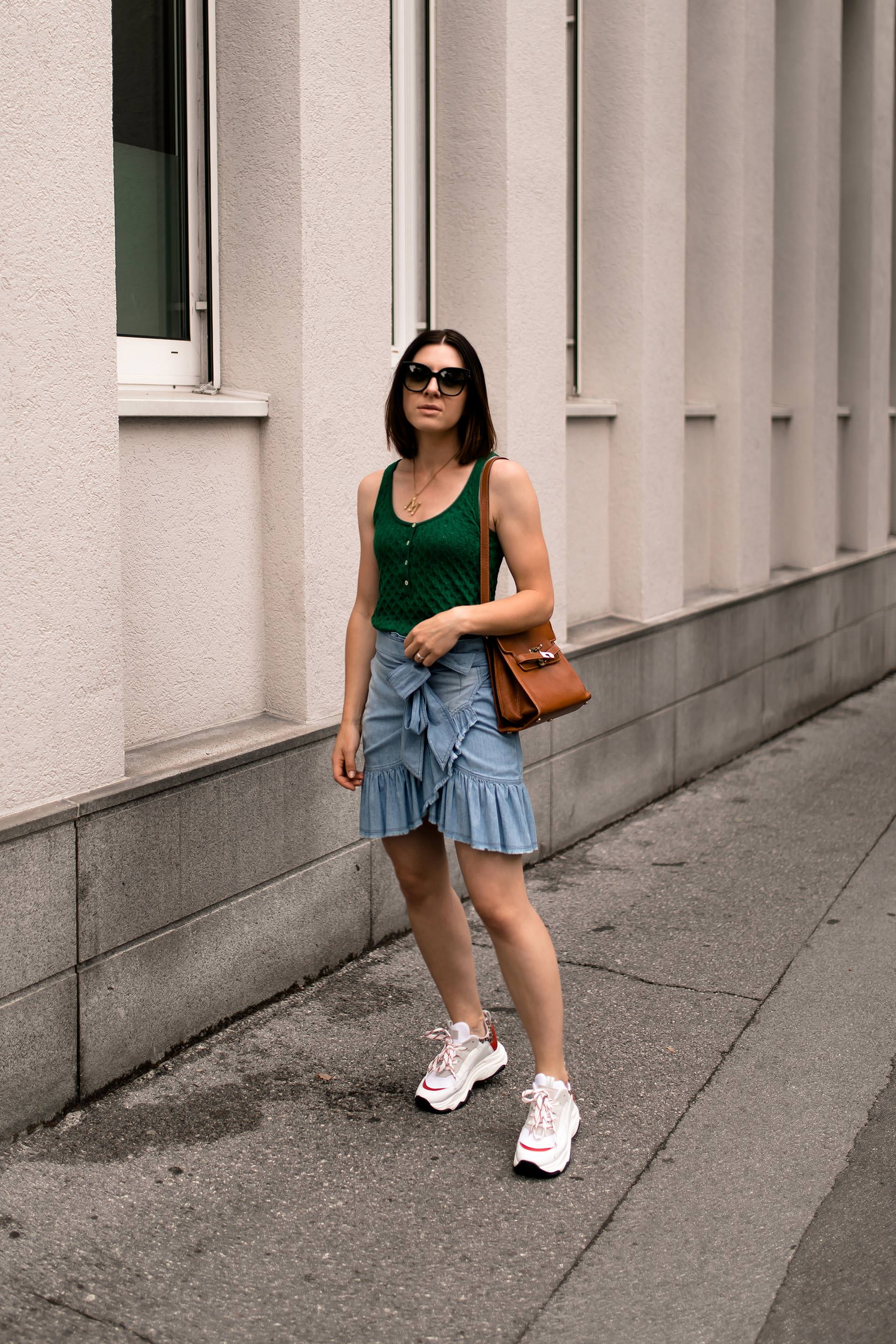 enthält unbeauftragte Werbung. sportlich und schick kombinieren, Sommer Outfit, sportliche schicke outfits Damen, sporty chic style, sporty chic trend outfits, sportlich schick kleiden, sportlich elegante Kleidung im sommer, Mode und Styling Tipps, Fashion Magazin, Isabel Marant Rock, Zara Outfit, Chunky Sneakers Trend, www.whoismocca.me #chunky #wickelrock #modetrends #sporty #chic #moschino #sommermode