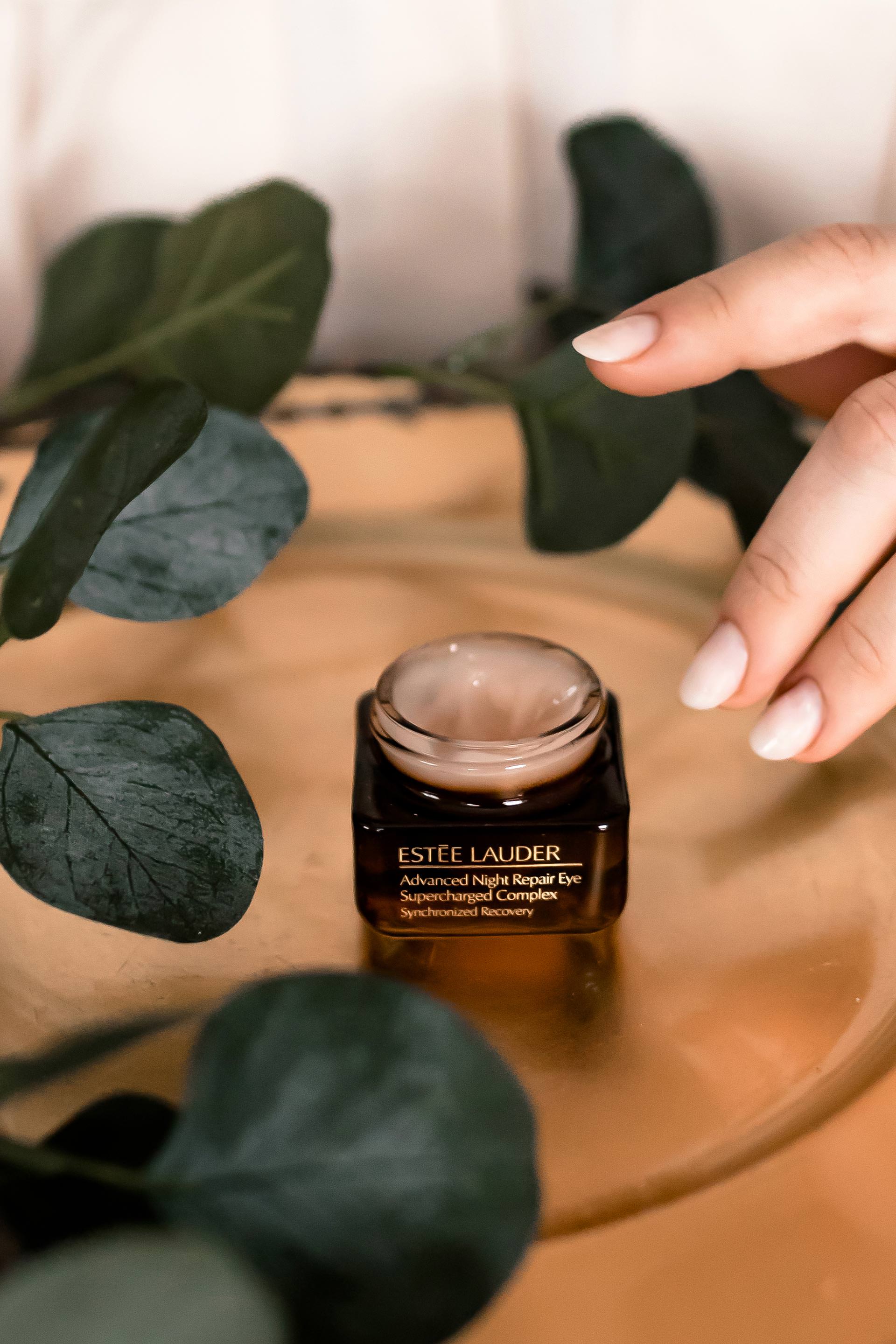 Anzeige. Advanced Night Repair Eye Supercharged Complex Synchronized Recovery Erfahrungen, Augengel Creme, Beauty Tipps und Tricks, braucht man eine Augencreme, Augencreme gegen Falten, Augencreme gegen Augenringe und dunkle Schatten, Anti Aging Augencreme und Pflege, Trockenheitsfältchen, Serum, Review, Erfahrungsbericht, www.whoismocca.me #antiaging #beautyblogger #erfahrungen #review #augencreme