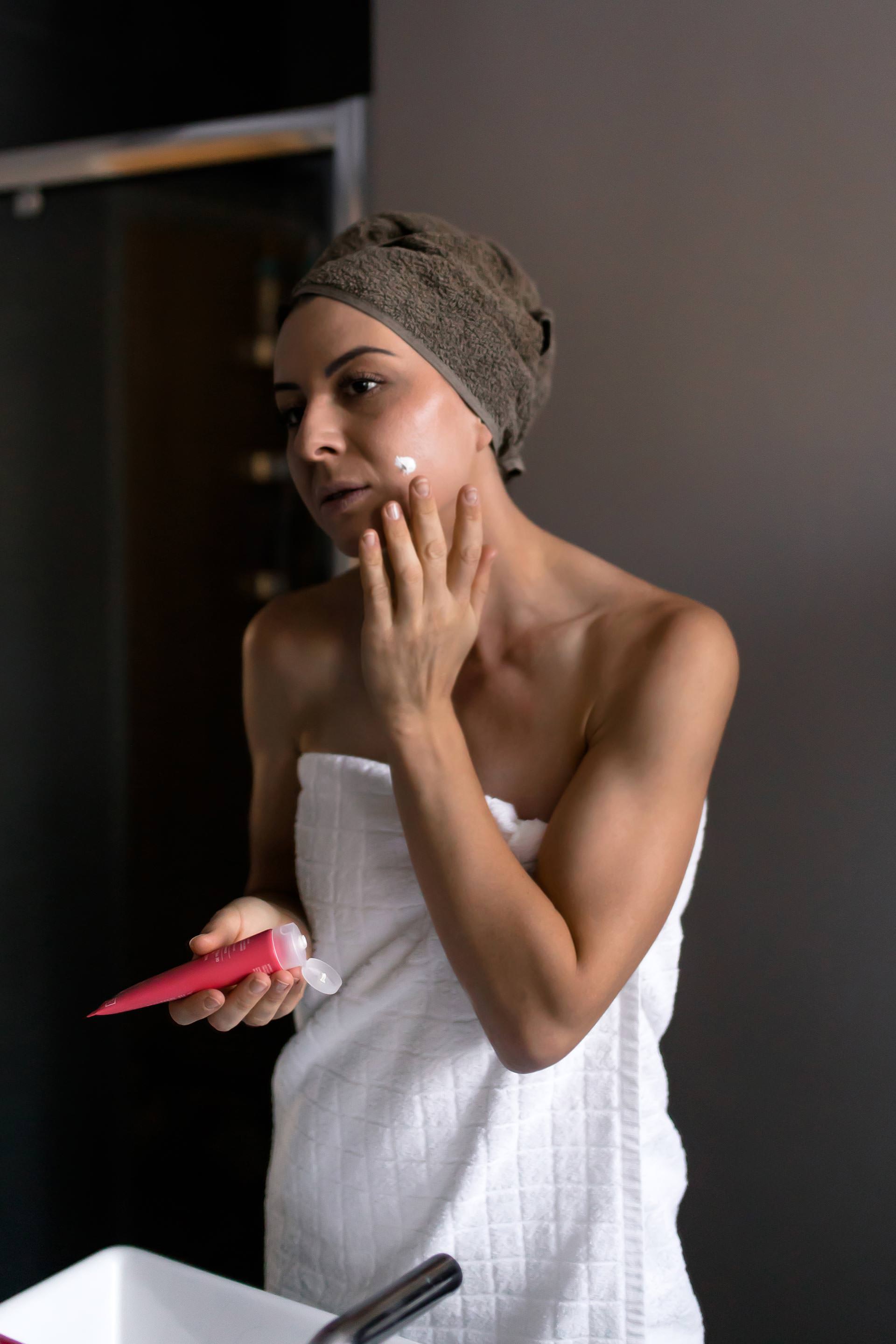 enthält unbeauftragte Werbung. Hautpflege im herbst, pflege herbstzeit, pflegetipps für schöne haut, Beauty Blogger, gesichtspflege im herbst, beauty produkte die man haben muss, beauty produkte für reine haut, beauty must haves 2018, herbst beauty tipps, herbst beauty produkte, neue beauty tipps und tricks, gute gesichtscreme, fetthaltige gesichtscreme, intensive anti aging, anti aging pflege, Erfahrungsbericht, Beauty Blog, www.whoismocca.me #hautpflege #herbstpflege #gesichtspflege #antiaging #beautytrends #beautyblog #antiaging