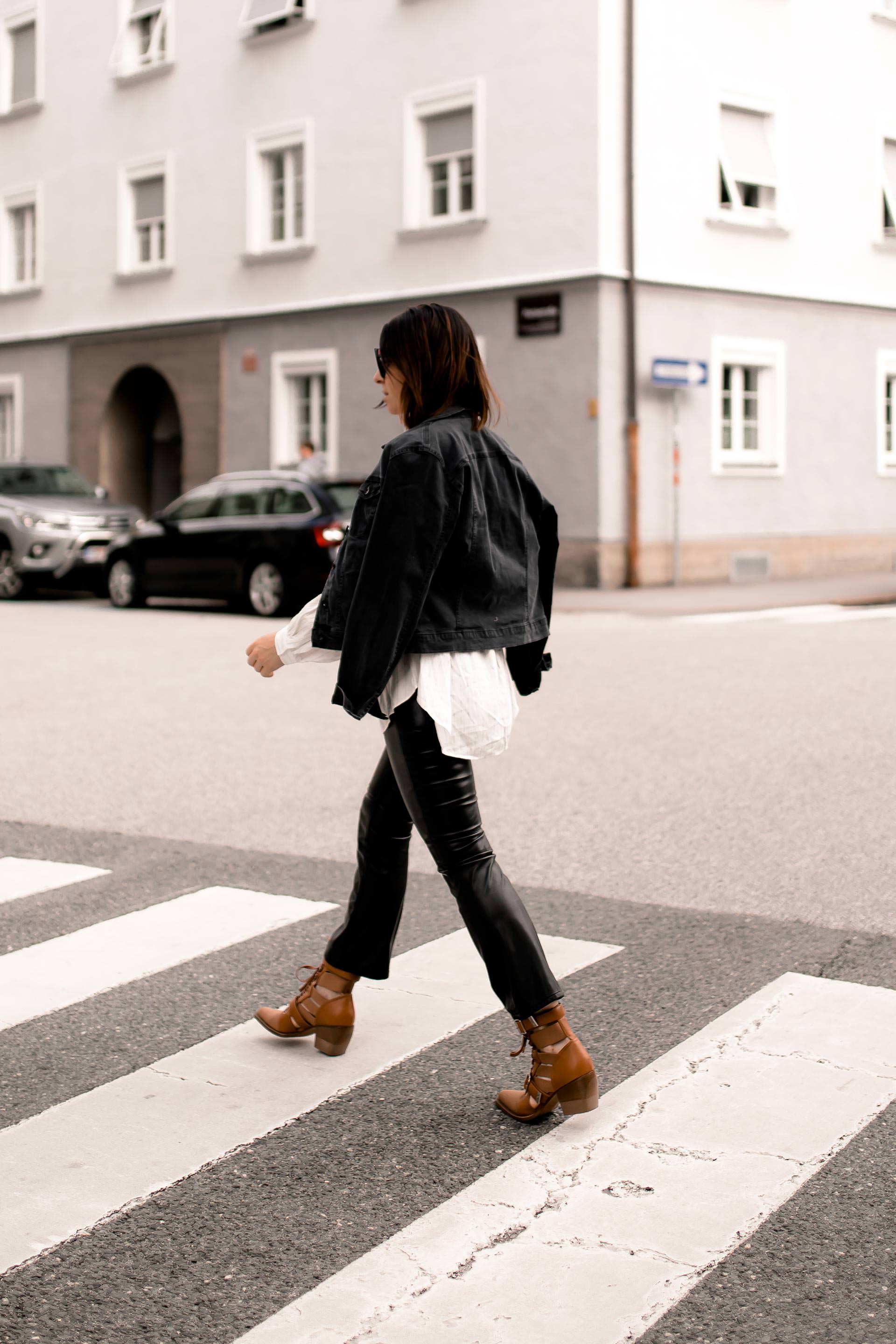 enthält unbeauftragte Werbung, Herbst Outfit mit Lederhose, Outfit mit Jeansjacke, Gürteltasche kombinieren, Gürteltaschen Trend 2018, Lederhose kombinieren, Kick Flare Hose, Herbst Outfit Idee, Alltagsoutfit, Chloe Rylee Boots, Michael Kors Gürteltasche, Modeblogger, Styling Tipps, www.whoismocca.me #beltbag #chloe #herbstmode #outfit #modetrends #lederhose #jeansjacke