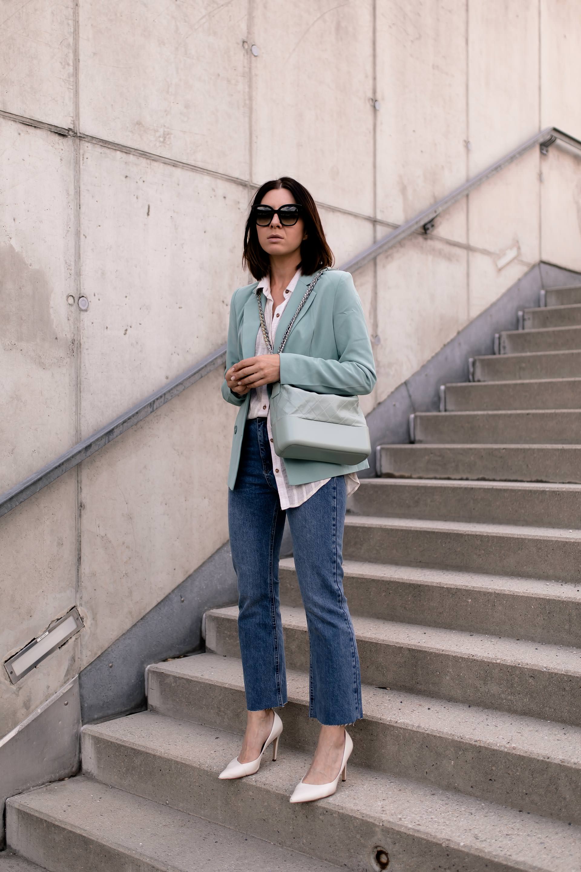 enthält unbeauftragte Werbung. Casual Chic Outfit, Casual Chic Dresscode, Modestile, Outfit zusammenstellen, mintgrüner Blazer, sportlich elegantes Outfit, Alltagsoutfit, Herbst Outfit, Modetrends, Högl Pumps, Outfit Ideen Herbst, Modeblog, Outfits für jeden Tag, Chanel Gabrielle Bag, Chanel Gabrielle Tasche, Mode Tipps, www.whoismocca.me #casualchic #chanel #gabrielle #blazer #herbstmode #herbstoutfit #modetrends #alltagsoutfit