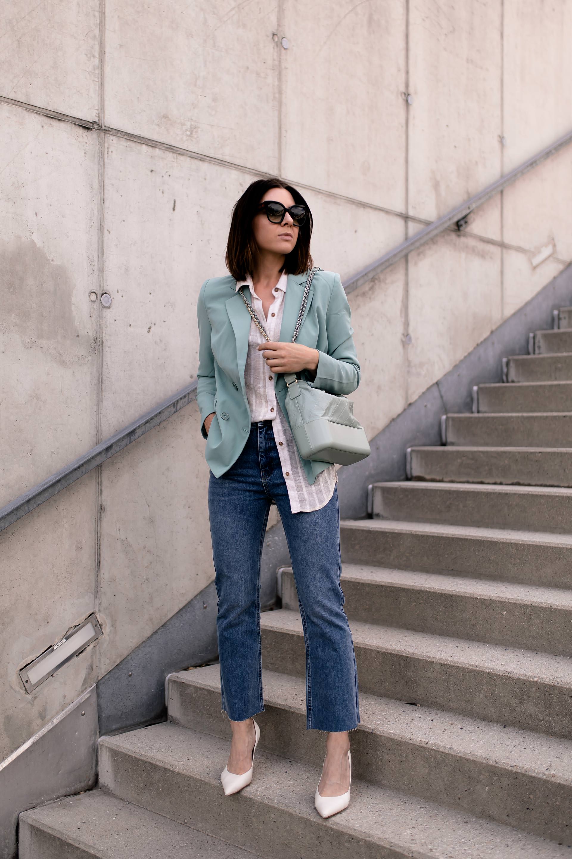 enthält unbeauftragte Werbung. Casual Chic Outfit, Casual Chic Dresscode, Modestile, Outfit zusammenstellen, mintgrüner Blazer, sportlich elegantes Outfit, Alltagsoutfit, Herbst Outfit, Modetrends, Högl Pumps, Outfit Ideen Herbst, Modeblog, Outfits für jeden Tag, Chanel Gabrielle Bag, Chanel Gabrielle Tasche, Mode Tipps, www.whoismocca.me #casualchic #chanel #gabrielle #blazer #herbstmode #herbstoutfit #modetrends #alltagsoutfit 