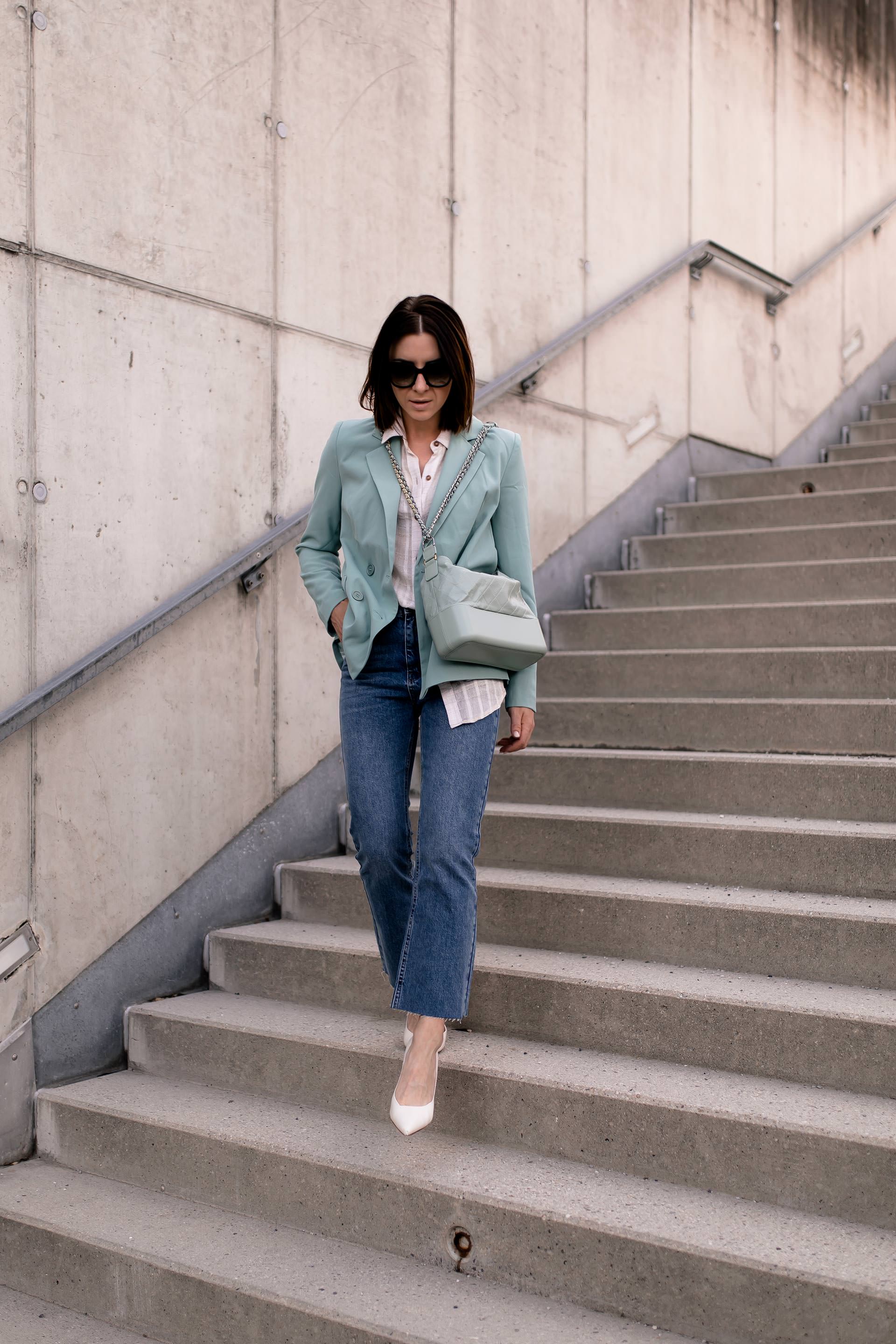 enthält unbeauftragte Werbung. Casual Chic Outfit, Casual Chic Dresscode, Modestile, Outfit zusammenstellen, mintgrüner Blazer, sportlich elegantes Outfit, Alltagsoutfit, Herbst Outfit, Modetrends, Högl Pumps, Outfit Ideen Herbst, Modeblog, Outfits für jeden Tag, Chanel Gabrielle Bag, Chanel Gabrielle Tasche, Mode Tipps, www.whoismocca.me #casualchic #chanel #gabrielle #blazer #herbstmode #herbstoutfit #modetrends #alltagsoutfit