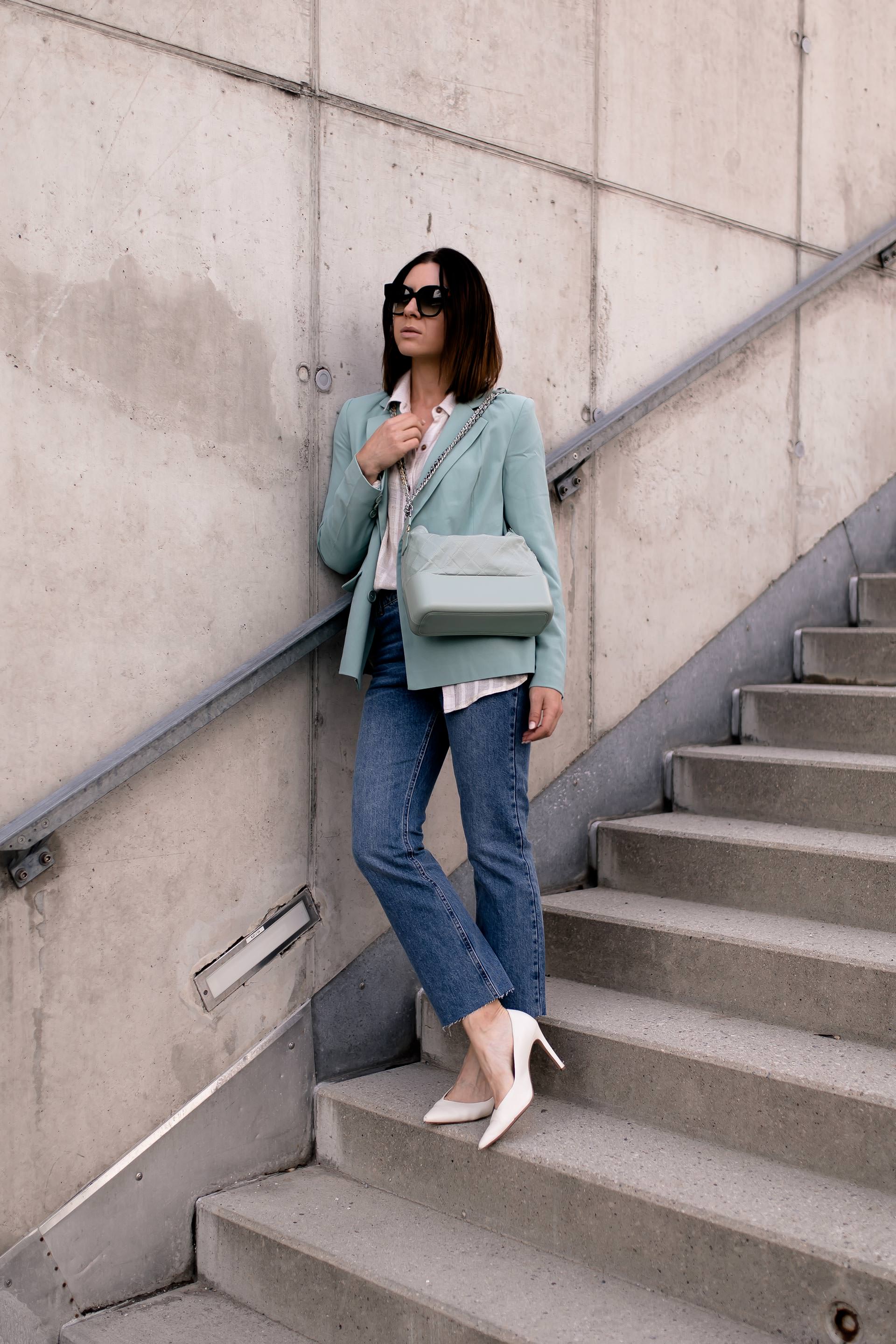 enthält unbeauftragte Werbung. Casual Chic Outfit, Casual Chic Dresscode, Modestile, Outfit zusammenstellen, mintgrüner Blazer, sportlich elegantes Outfit, Alltagsoutfit, Herbst Outfit, Modetrends, Högl Pumps, Outfit Ideen Herbst, Modeblog, Outfits für jeden Tag, Chanel Gabrielle Bag, Chanel Gabrielle Tasche, Mode Tipps, www.whoismocca.me #casualchic #chanel #gabrielle #blazer #herbstmode #herbstoutfit #modetrends #alltagsoutfit