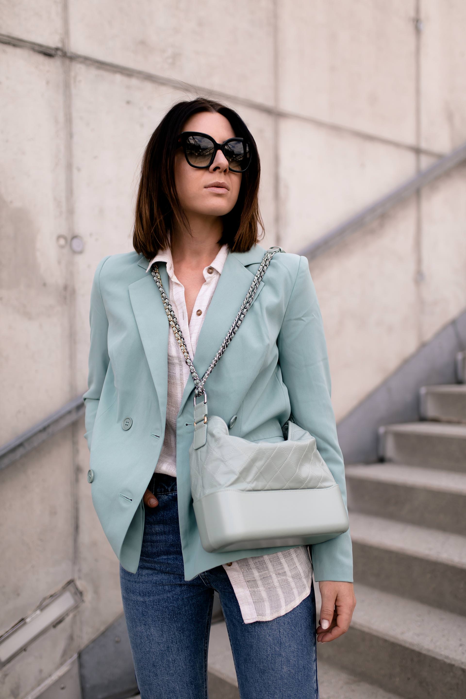 enthält unbeauftragte Werbung. Casual Chic Outfit, Casual Chic Dresscode, Modestile, Outfit zusammenstellen, mintgrüner Blazer, sportlich elegantes Outfit, Alltagsoutfit, Herbst Outfit, Modetrends, Högl Pumps, Outfit Ideen Herbst, Modeblog, Outfits für jeden Tag, Chanel Gabrielle Bag, Chanel Gabrielle Tasche, Mode Tipps, www.whoismocca.me #casualchic #chanel #gabrielle #blazer #herbstmode #herbstoutfit #modetrends #alltagsoutfit