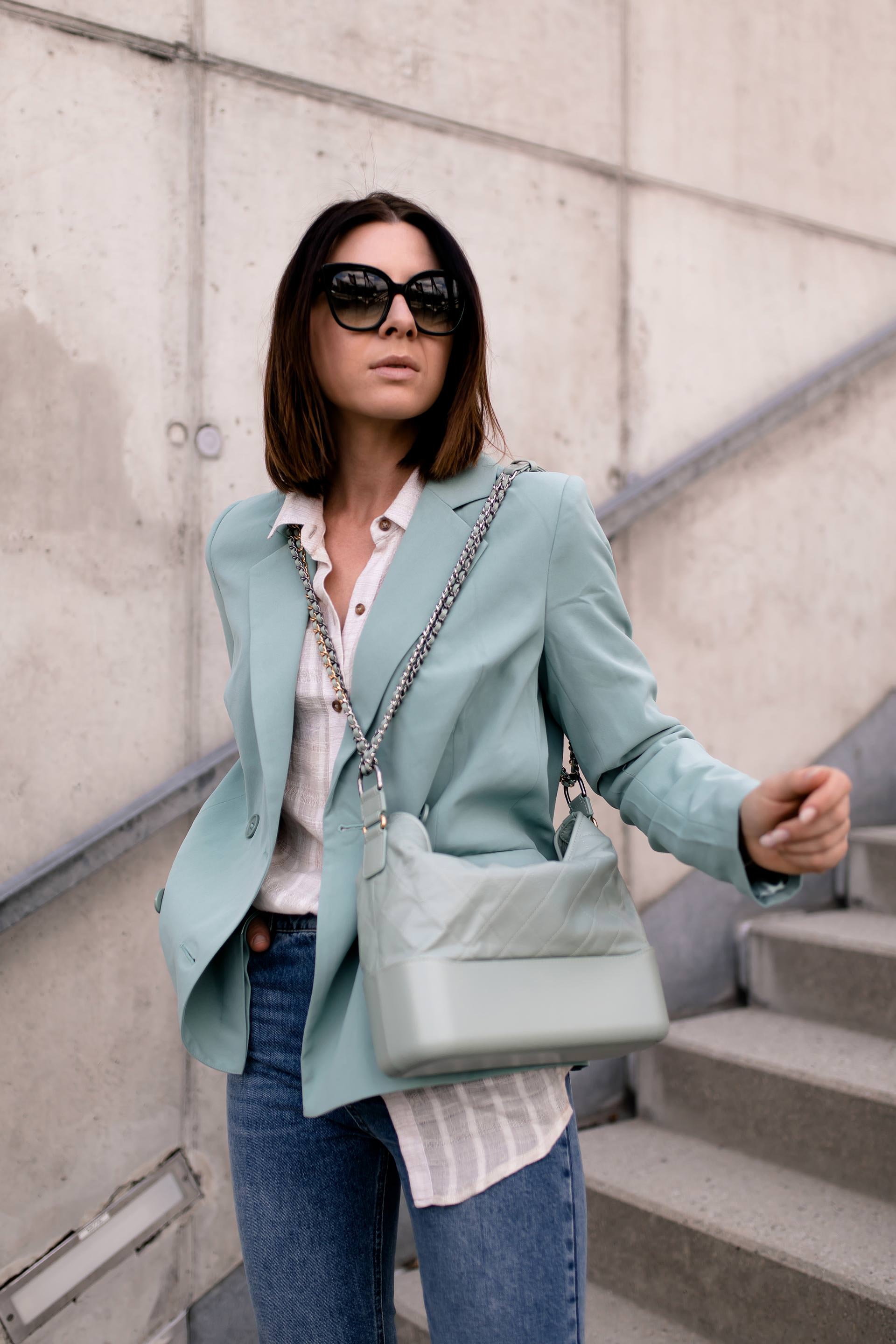 enthält unbeauftragte Werbung. Casual Chic Outfit, Casual Chic Dresscode, Modestile, Outfit zusammenstellen, mintgrüner Blazer, sportlich elegantes Outfit, Alltagsoutfit, Herbst Outfit, Modetrends, Högl Pumps, Outfit Ideen Herbst, Modeblog, Outfits für jeden Tag, Chanel Gabrielle Bag, Chanel Gabrielle Tasche, Mode Tipps, www.whoismocca.me #casualchic #chanel #gabrielle #blazer #herbstmode #herbstoutfit #modetrends #alltagsoutfit