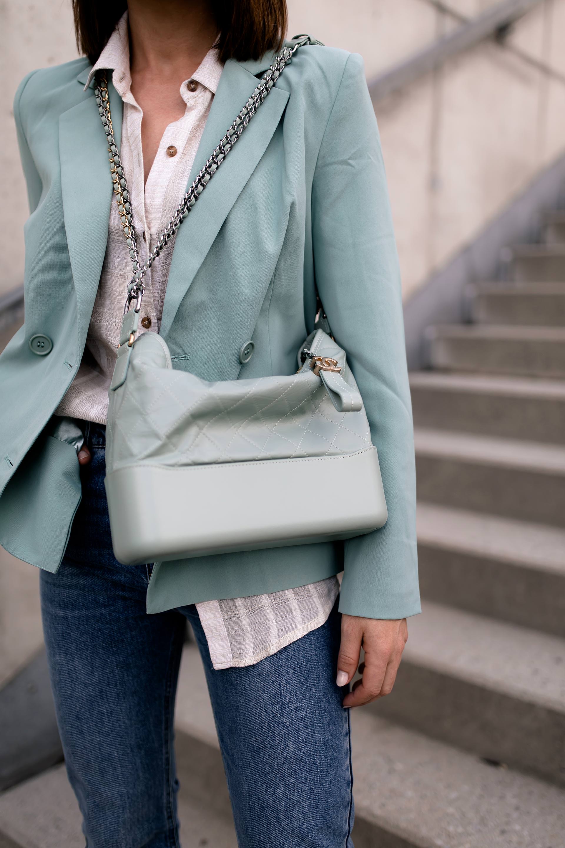 enthält unbeauftragte Werbung. Casual Chic Outfit, Casual Chic Dresscode, Modestile, Outfit zusammenstellen, mintgrüner Blazer, sportlich elegantes Outfit, Alltagsoutfit, Herbst Outfit, Modetrends, Högl Pumps, Outfit Ideen Herbst, Modeblog, Outfits für jeden Tag, Chanel Gabrielle Bag, Chanel Gabrielle Tasche, Mode Tipps, www.whoismocca.me #casualchic #chanel #gabrielle #blazer #herbstmode #herbstoutfit #modetrends #alltagsoutfit