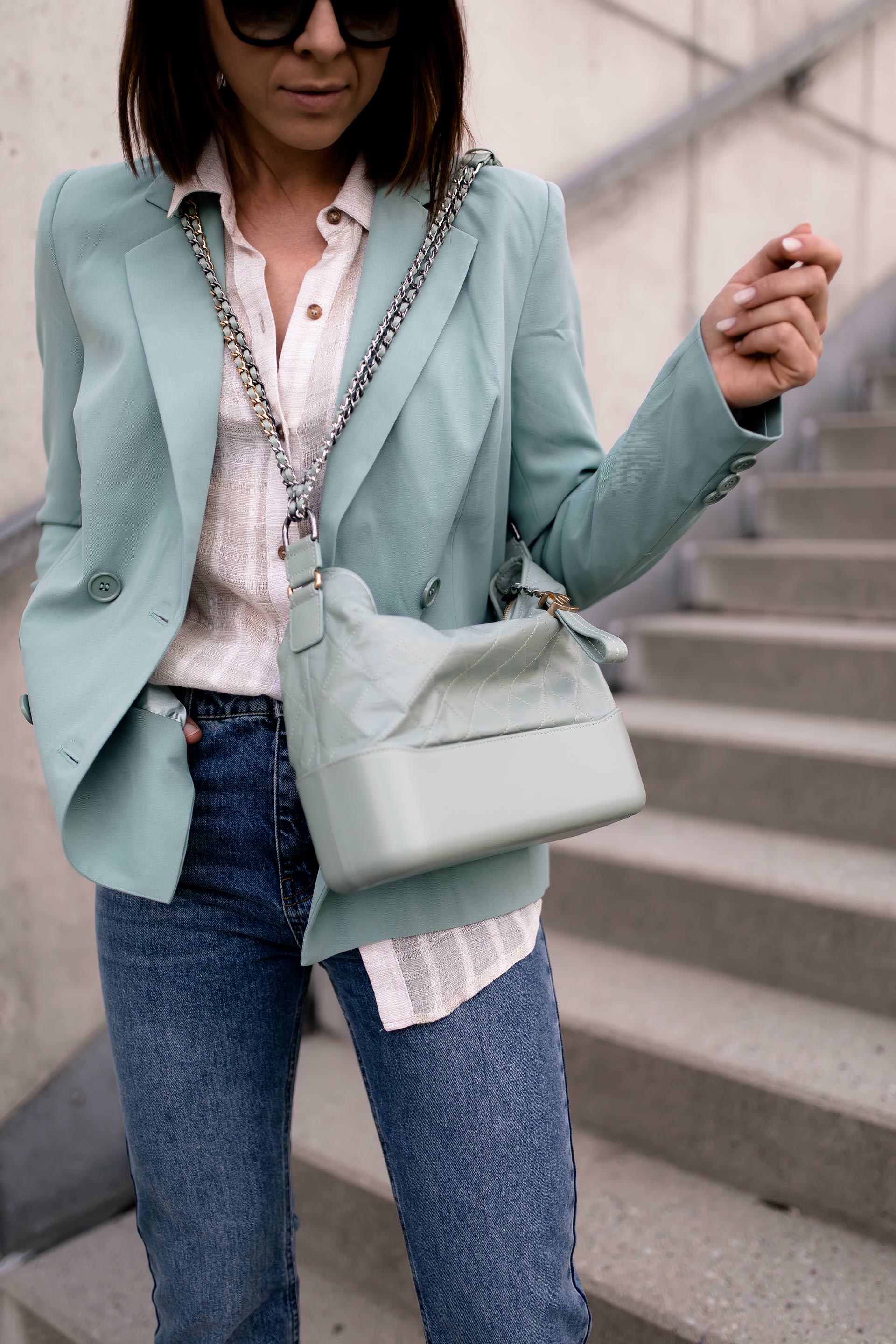 enthält unbeauftragte Werbung. Casual Chic Outfit, Casual Chic Dresscode, Modestile, Outfit zusammenstellen, mintgrüner Blazer, sportlich elegantes Outfit, Alltagsoutfit, Herbst Outfit, Modetrends, Högl Pumps, Outfit Ideen Herbst, Modeblog, Outfits für jeden Tag, Chanel Gabrielle Bag, Chanel Gabrielle Tasche, Mode Tipps, www.whoismocca.me #casualchic #chanel #gabrielle #blazer #herbstmode #herbstoutfit #modetrends #alltagsoutfit