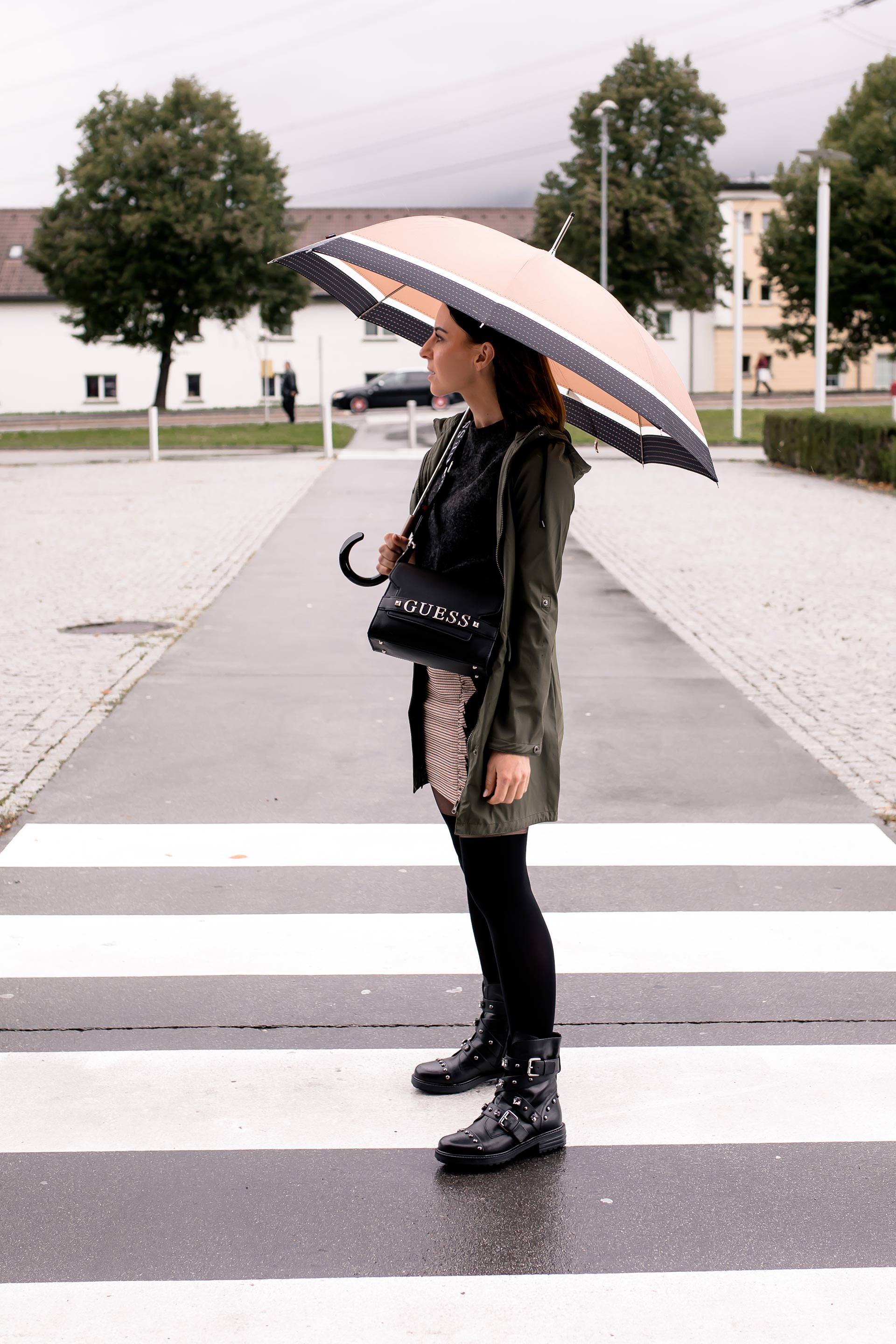 enthält unbeauftragte Werbung. Regenwetter outfit, regen outfits, regenbekleidung, outfit regentage, outfit regenwetter, regenparka, regenmantel, biker boots kombinieren, boots rock style, minirock im herbst, karierter rock, minirock und stiefel, Biker Boots outfit, Mode Tipps, Styling Inspiration, Herbstmode, Modetrends 2019, Guess Logo Tasche, www.whoismocca.me #modetrends #regenoutfit #regenbekleidung #regenparka #bikerboots #herbstoutfit #trends #regenwetter #modeblogger #fashion