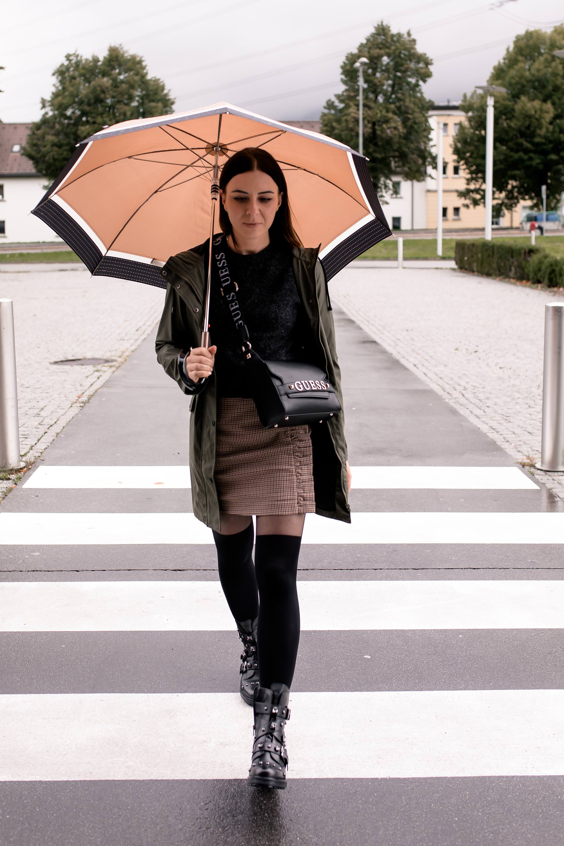 enthält unbeauftragte Werbung. Regenwetter outfit, regen outfits, regenbekleidung, outfit regentage, outfit regenwetter, regenparka, regenmantel, biker boots kombinieren, boots rock style, minirock im herbst, karierter rock, minirock und stiefel, Biker Boots outfit, Mode Tipps, Styling Inspiration, Herbstmode, Modetrends 2019, Guess Logo Tasche, www.whoismocca.me #modetrends #regenoutfit #regenbekleidung #regenparka #bikerboots #herbstoutfit #trends #regenwetter #modeblogger #fashion