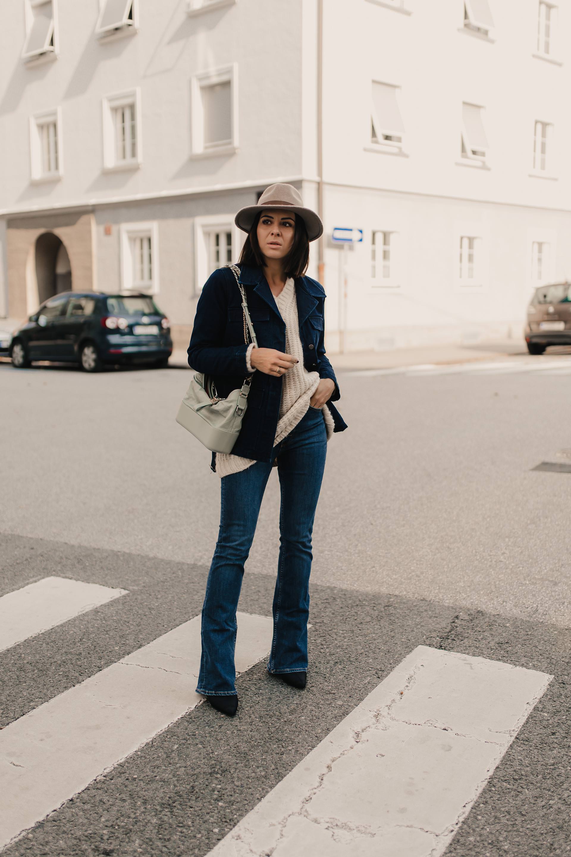 enthält unbeauftragte Werbung. flared jeans kombinieren, flared jeans, flared jeans outfit, bootcut jeans kombinieren, outfit bootcut jeans, bootcut jeans stylen, Herbst Outfit, denim on denim, denim outfit, outfit mit jeansjacke, chanel gabrielle tasche, Modeblogger, Modetrends, www.whoismocca.me #flaredjeans #herbsttrends #outfit #denimondenim #gabrielle #chanel