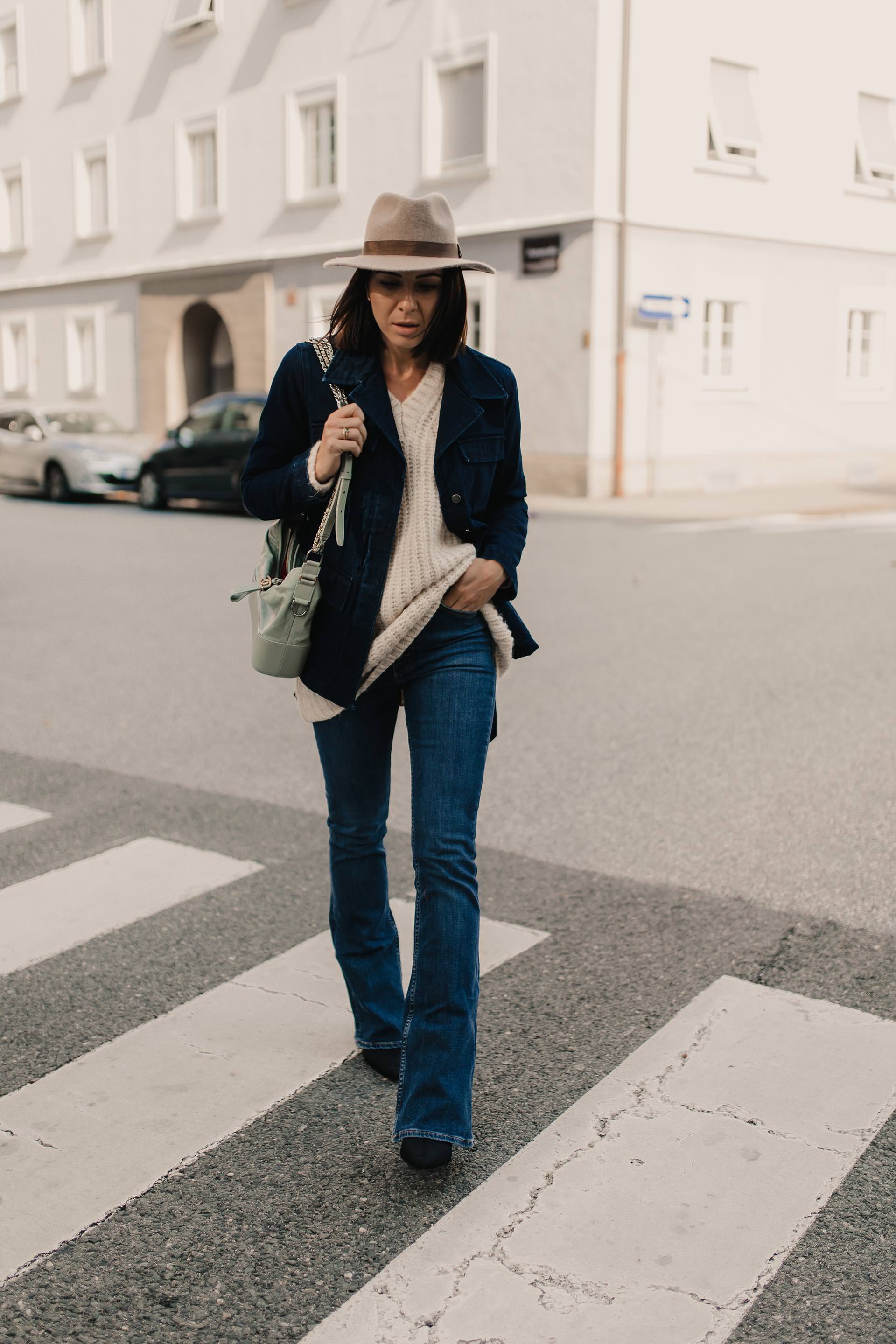 enthält unbeauftragte Werbung. flared jeans kombinieren, flared jeans, flared jeans outfit, bootcut jeans kombinieren, outfit bootcut jeans, bootcut jeans stylen, Herbst Outfit, denim on denim, denim outfit, outfit mit jeansjacke, chanel gabrielle tasche, Modeblogger, Modetrends, www.whoismocca.me #flaredjeans #herbsttrends #outfit #denimondenim #gabrielle #chanel