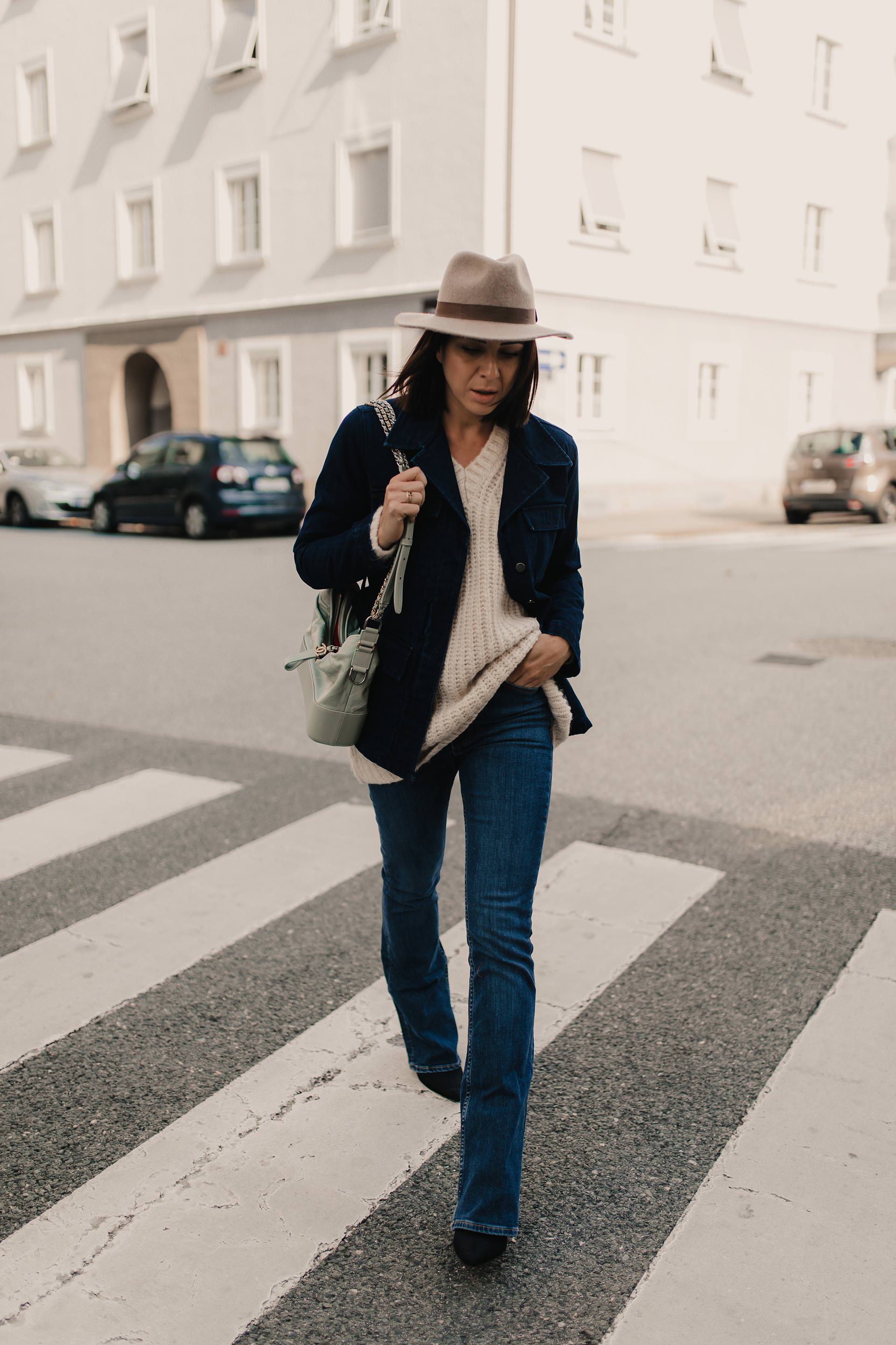 enthält unbeauftragte Werbung. flared jeans kombinieren, flared jeans, flared jeans outfit, bootcut jeans kombinieren, outfit bootcut jeans, bootcut jeans stylen, Herbst Outfit, denim on denim, denim outfit, outfit mit jeansjacke, chanel gabrielle tasche, Modeblogger, Modetrends, www.whoismocca.me #flaredjeans #herbsttrends #outfit #denimondenim #gabrielle #chanel