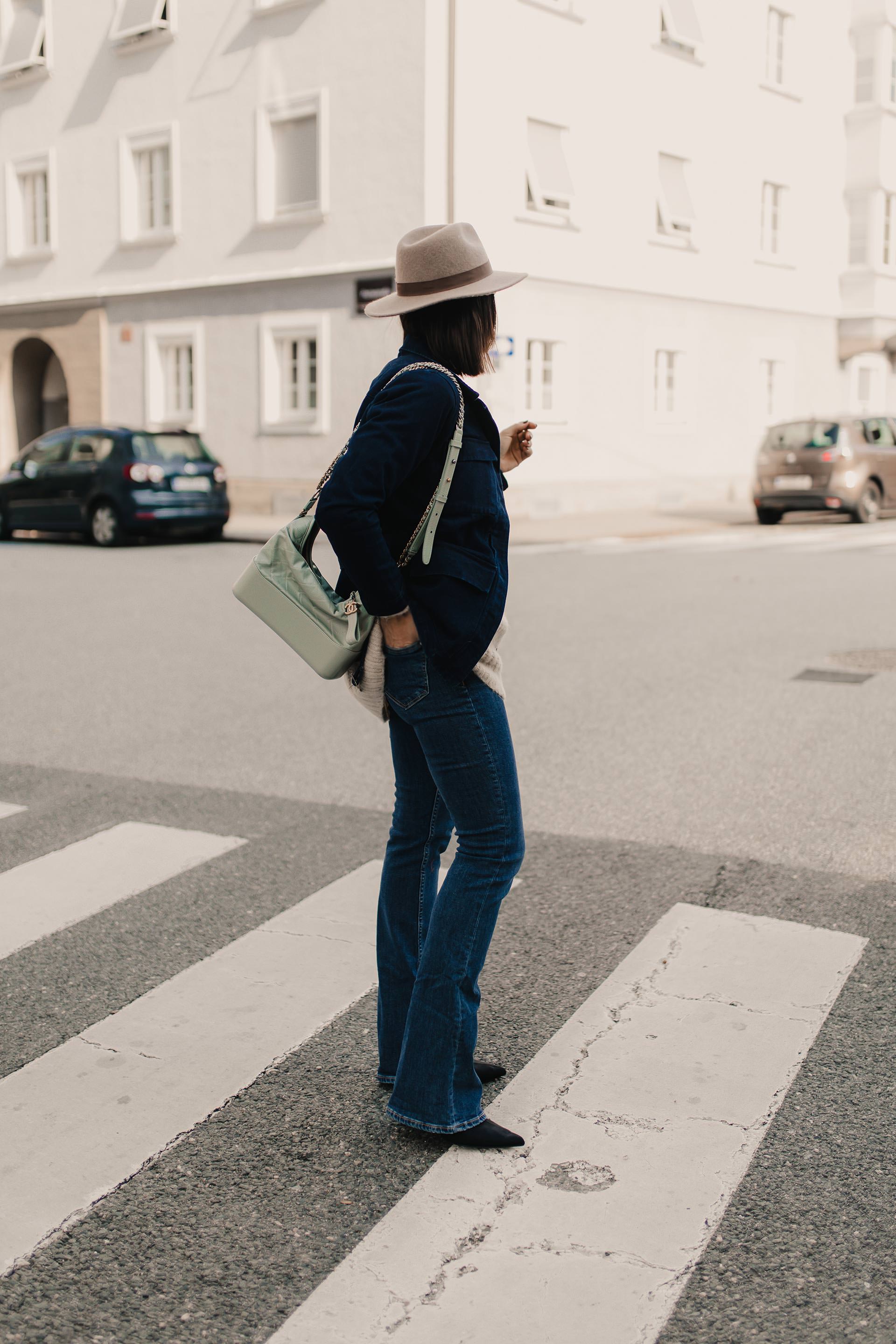 enthält unbeauftragte Werbung. flared jeans kombinieren, flared jeans, flared jeans outfit, bootcut jeans kombinieren, outfit bootcut jeans, bootcut jeans stylen, Herbst Outfit, denim on denim, denim outfit, outfit mit jeansjacke, chanel gabrielle tasche, Modeblogger, Modetrends, www.whoismocca.me #flaredjeans #herbsttrends #outfit #denimondenim #gabrielle #chanel