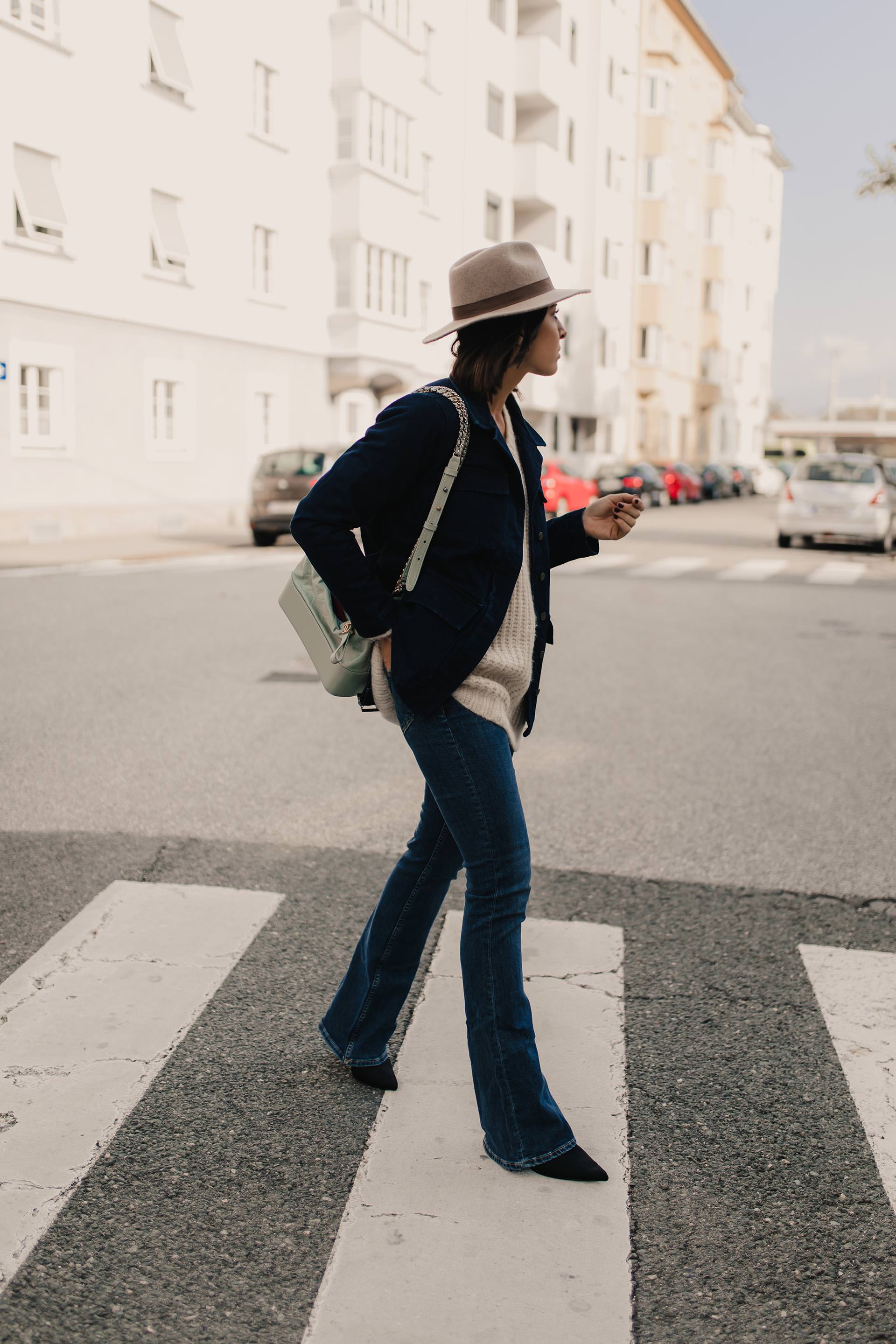 enthält unbeauftragte Werbung. flared jeans kombinieren, flared jeans, flared jeans outfit, bootcut jeans kombinieren, outfit bootcut jeans, bootcut jeans stylen, Herbst Outfit, denim on denim, denim outfit, outfit mit jeansjacke, chanel gabrielle tasche, Modeblogger, Modetrends, www.whoismocca.me #flaredjeans #herbsttrends #outfit #denimondenim #gabrielle #chanel