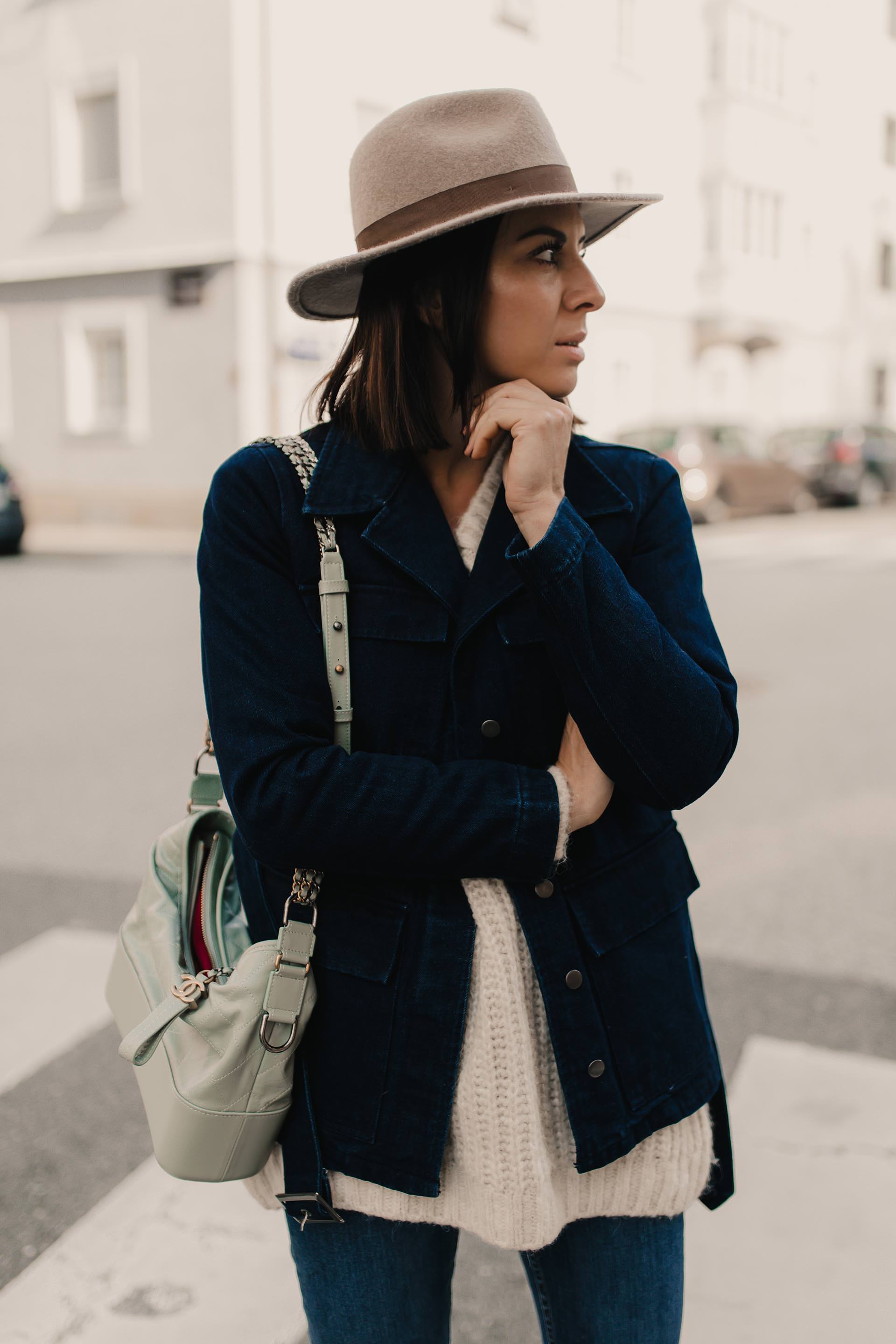 enthält unbeauftragte Werbung. flared jeans kombinieren, flared jeans, flared jeans outfit, bootcut jeans kombinieren, outfit bootcut jeans, bootcut jeans stylen, Herbst Outfit, denim on denim, denim outfit, outfit mit jeansjacke, chanel gabrielle tasche, Modeblogger, Modetrends, www.whoismocca.me #flaredjeans #herbsttrends #outfit #denimondenim #gabrielle #chanel