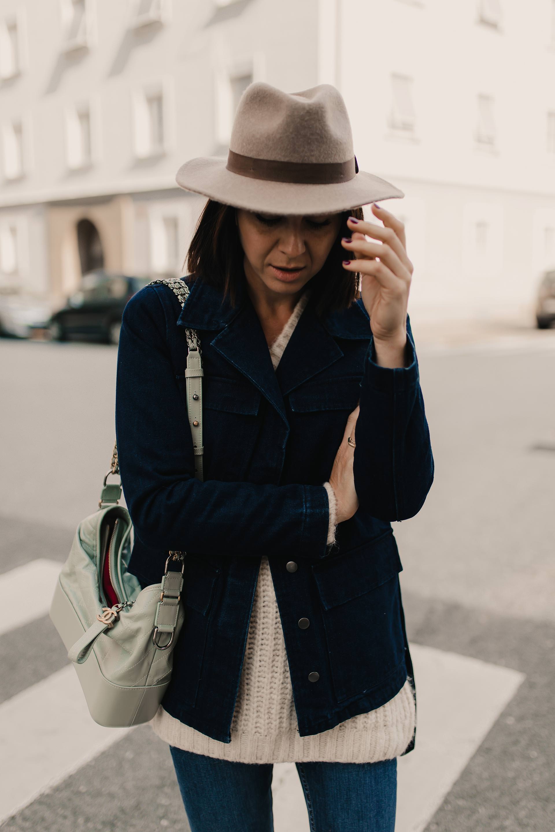 enthält unbeauftragte Werbung. flared jeans kombinieren, flared jeans, flared jeans outfit, bootcut jeans kombinieren, outfit bootcut jeans, bootcut jeans stylen, Herbst Outfit, denim on denim, denim outfit, outfit mit jeansjacke, chanel gabrielle tasche, Modeblogger, Modetrends, www.whoismocca.me #flaredjeans #herbsttrends #outfit #denimondenim #gabrielle #chanel