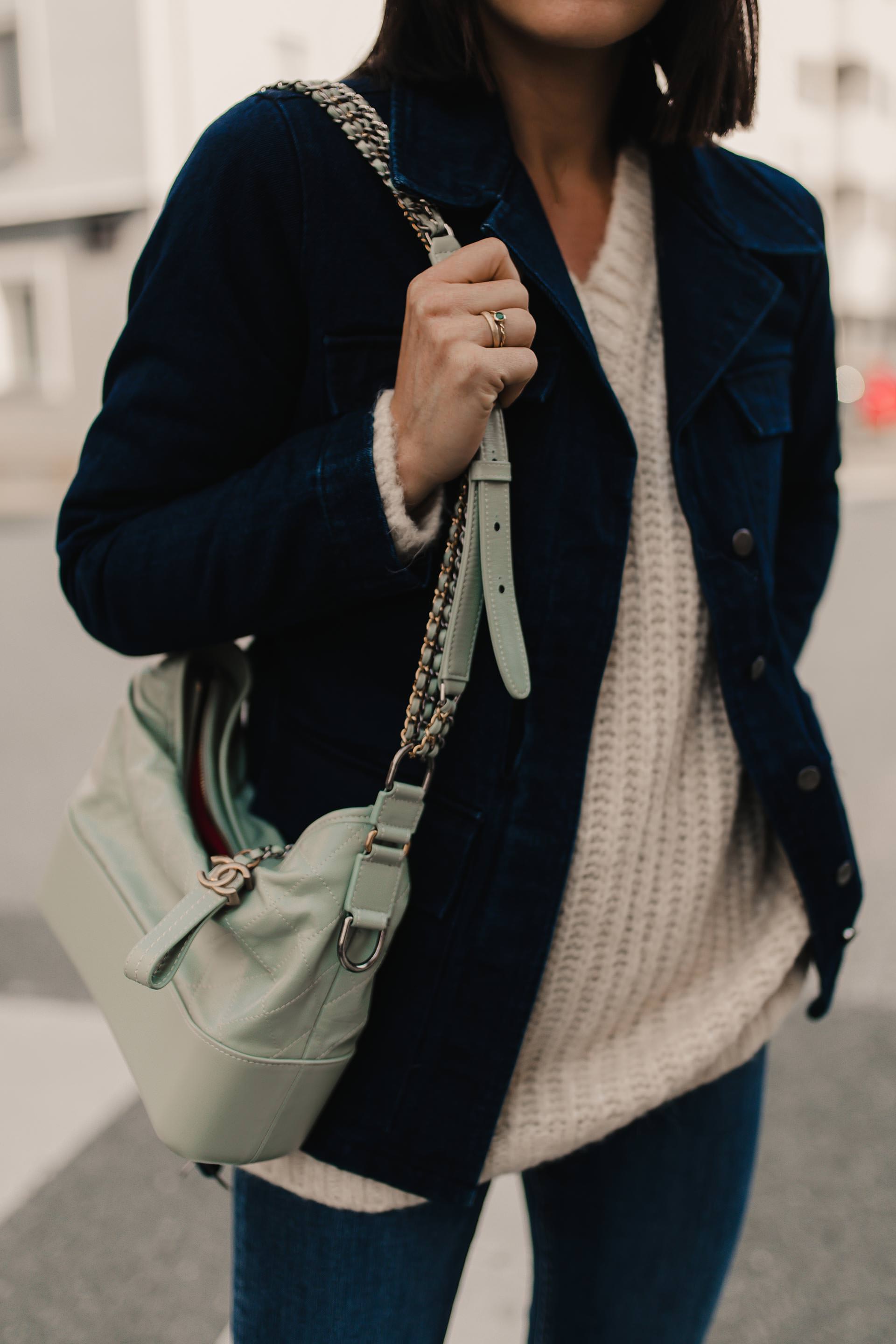 enthält unbeauftragte Werbung. flared jeans kombinieren, flared jeans, flared jeans outfit, bootcut jeans kombinieren, outfit bootcut jeans, bootcut jeans stylen, Herbst Outfit, denim on denim, denim outfit, outfit mit jeansjacke, chanel gabrielle tasche, Modeblogger, Modetrends, www.whoismocca.me #flaredjeans #herbsttrends #outfit #denimondenim #gabrielle #chanel