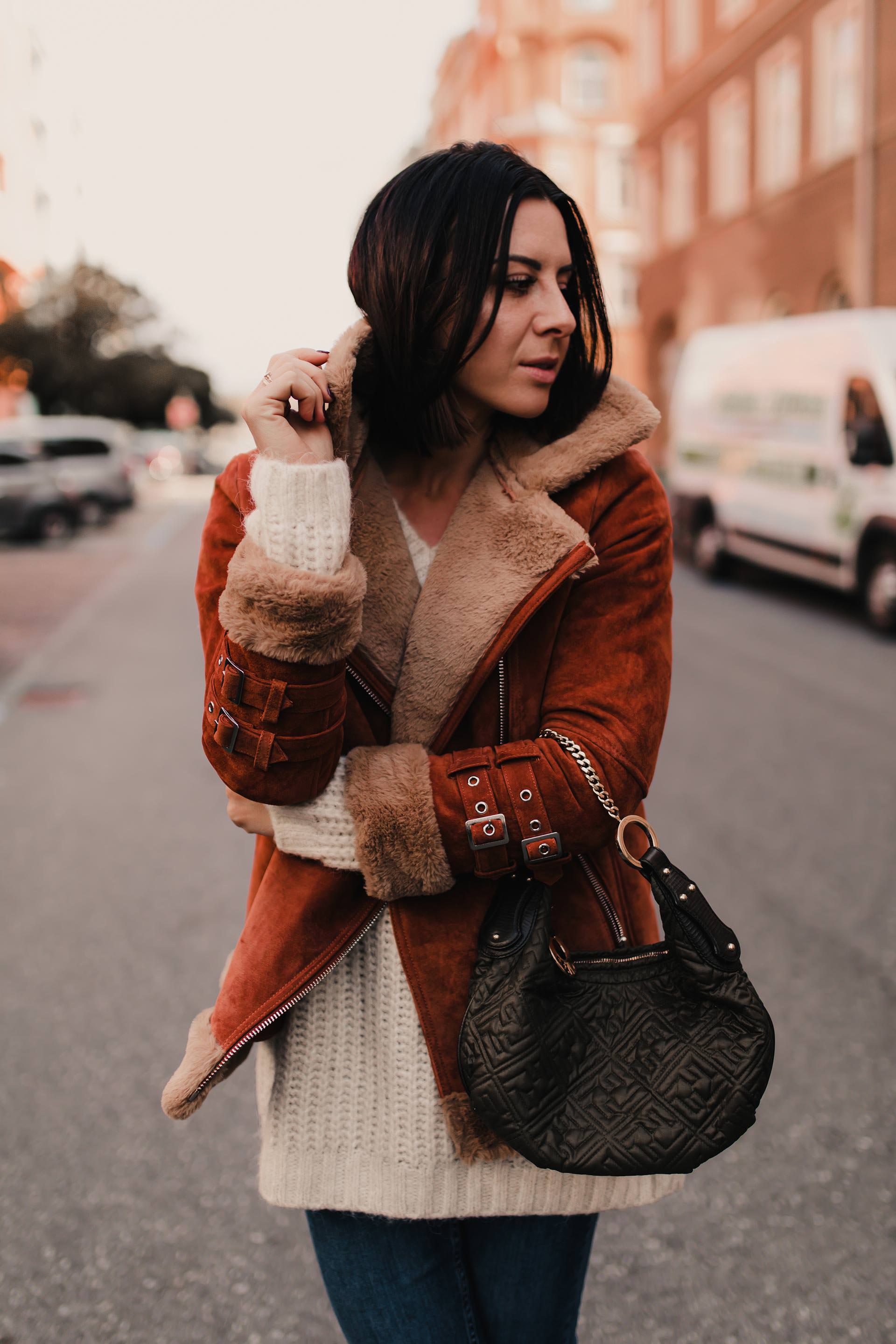 enthält unbeauftragte Werbung, shearling jacke, pilotenjacke mit fellkragen, bikerjacke mit teddyfutter, bikerjacke mit teddyfleece, gefütterte bikerjacke, gefütterte pilotenjacke, pilotenjacke mit Lammfell, aviator jacke Lammfell, shearling bikerjacke, faux shearling biker jacke, Mode und Styling Tipps, Modetrends Herbst 2018, Modetrends Herbst Winter 18/19, Modetrends Winter 2018/19, www.whoismocca.me #acne #velocite #shearling #aviatorjacket #bikerjacke