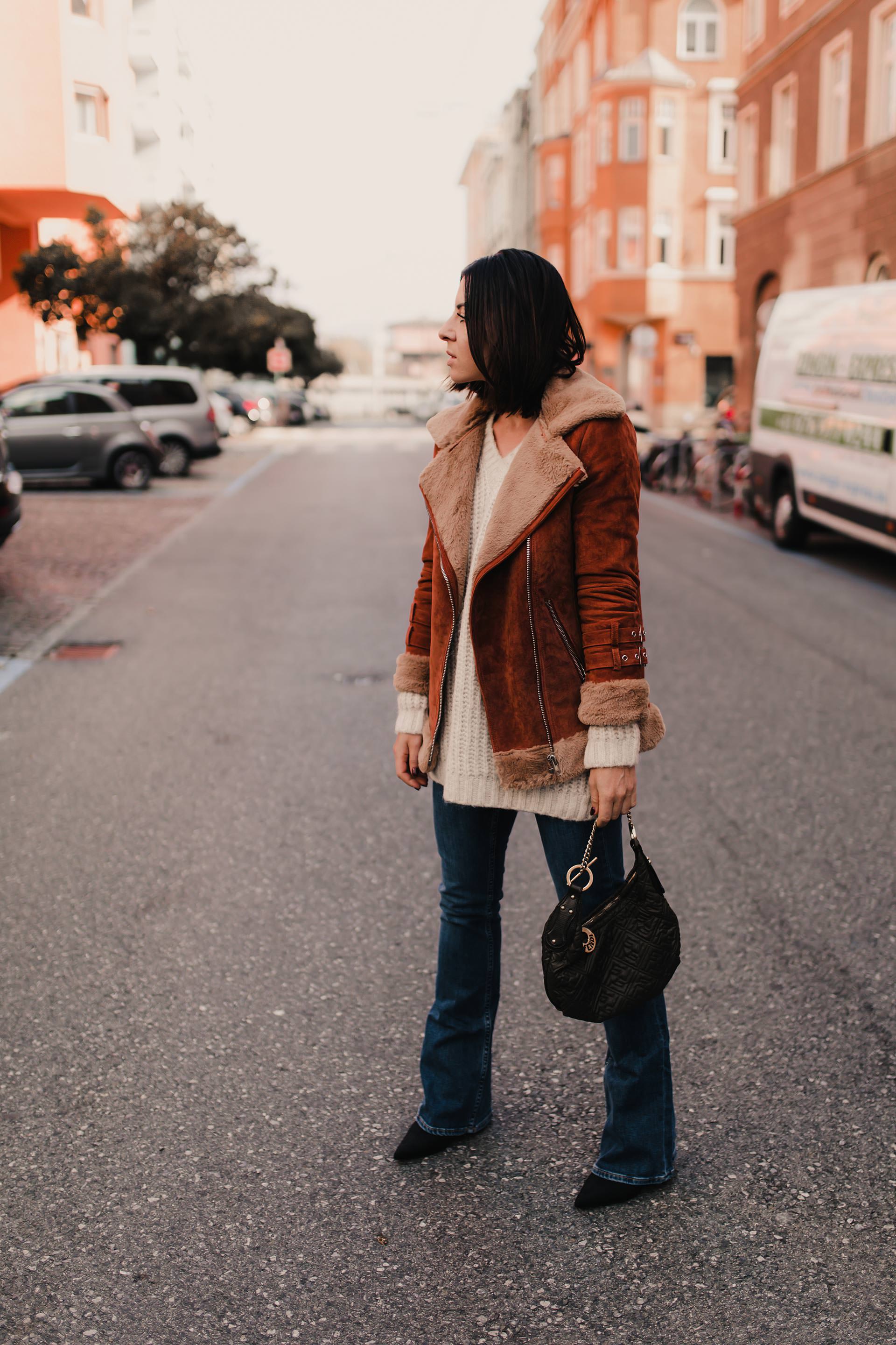 enthält unbeauftragte Werbung, shearling jacke, pilotenjacke mit fellkragen, bikerjacke mit teddyfutter, bikerjacke mit teddyfleece, gefütterte bikerjacke, gefütterte pilotenjacke, pilotenjacke mit Lammfell, aviator jacke Lammfell, shearling bikerjacke, faux shearling biker jacke, Mode und Styling Tipps, Modetrends Herbst 2018, Modetrends Herbst Winter 18/19, Modetrends Winter 2018/19, www.whoismocca.me #acne #velocite #shearling #aviatorjacket #bikerjacke