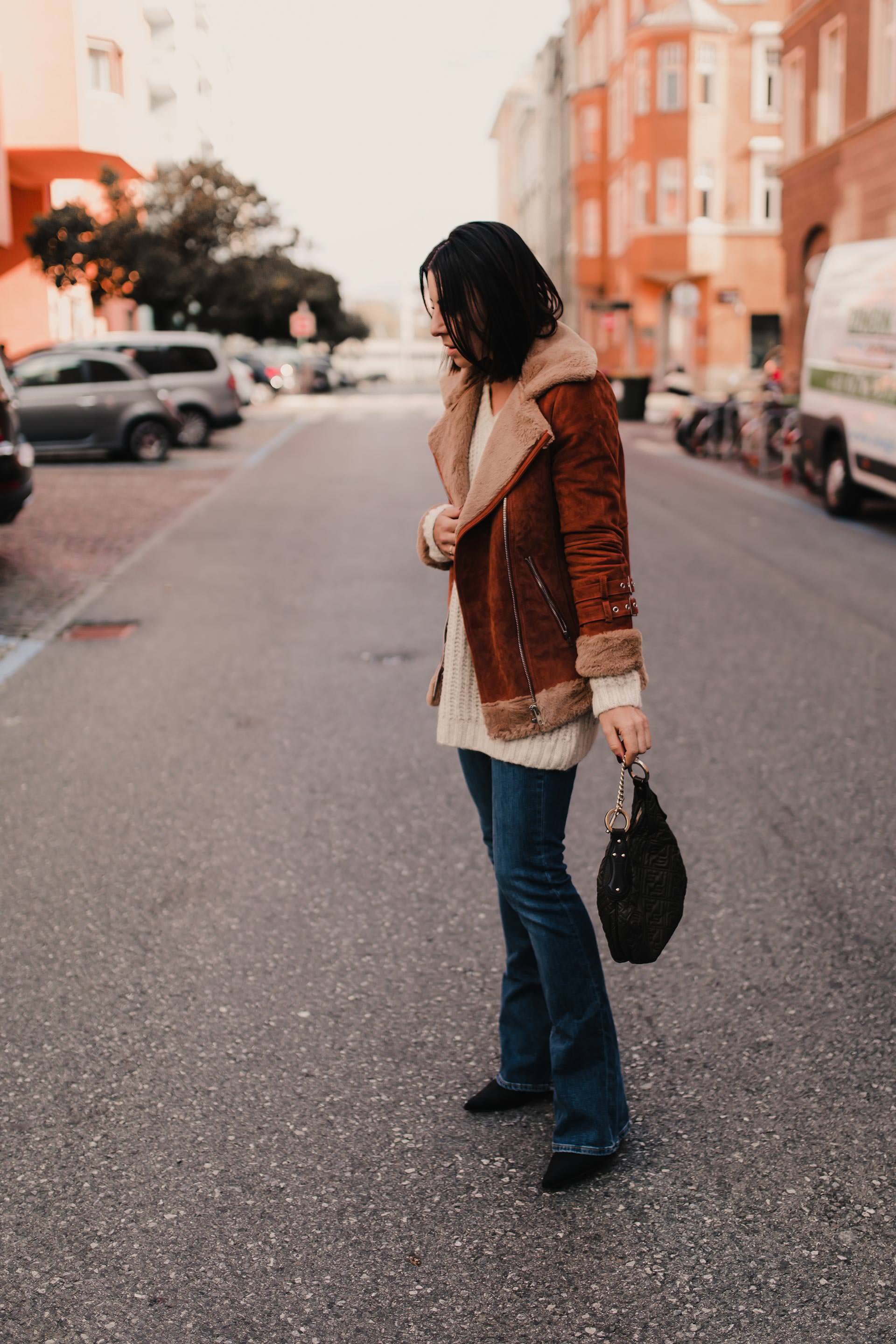 enthält unbeauftragte Werbung, shearling jacke, pilotenjacke mit fellkragen, bikerjacke mit teddyfutter, bikerjacke mit teddyfleece, gefütterte bikerjacke, gefütterte pilotenjacke, pilotenjacke mit Lammfell, aviator jacke Lammfell, shearling bikerjacke, faux shearling biker jacke, Mode und Styling Tipps, Modetrends Herbst 2018, Modetrends Herbst Winter 18/19, Modetrends Winter 2018/19, www.whoismocca.me #acne #velocite #shearling #aviatorjacket #bikerjacke