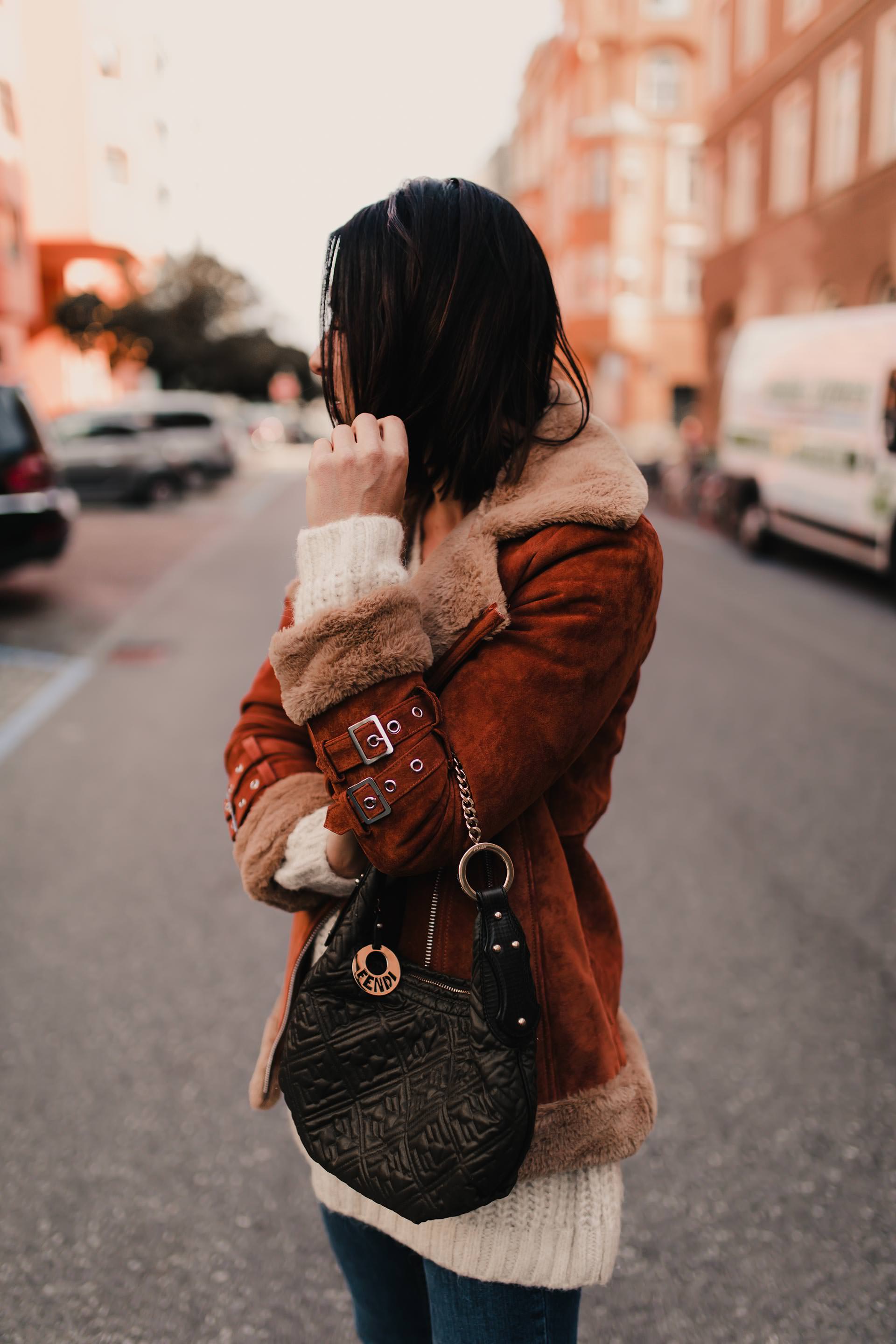 enthält unbeauftragte Werbung, shearling jacke, pilotenjacke mit fellkragen, bikerjacke mit teddyfutter, bikerjacke mit teddyfleece, gefütterte bikerjacke, gefütterte pilotenjacke, pilotenjacke mit Lammfell, aviator jacke Lammfell, shearling bikerjacke, faux shearling biker jacke, Mode und Styling Tipps, Modetrends Herbst 2018, Modetrends Herbst Winter 18/19, Modetrends Winter 2018/19, www.whoismocca.me #acne #velocite #shearling #aviatorjacket #bikerjacke