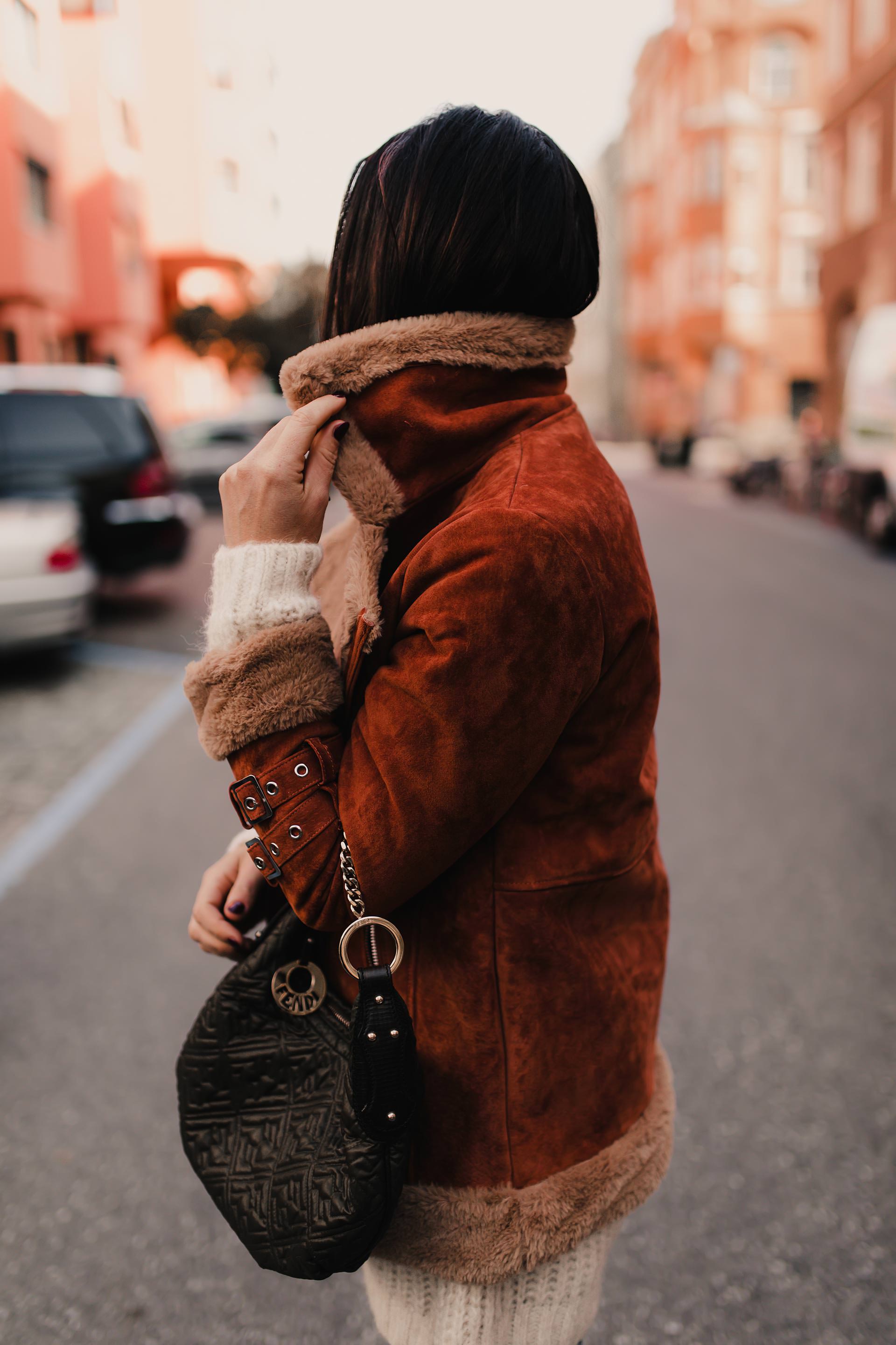 enthält unbeauftragte Werbung, shearling jacke, pilotenjacke mit fellkragen, bikerjacke mit teddyfutter, bikerjacke mit teddyfleece, gefütterte bikerjacke, gefütterte pilotenjacke, pilotenjacke mit Lammfell, aviator jacke Lammfell, shearling bikerjacke, faux shearling biker jacke, Mode und Styling Tipps, Modetrends Herbst 2018, Modetrends Herbst Winter 18/19, Modetrends Winter 2018/19, www.whoismocca.me #acne #velocite #shearling #aviatorjacket #bikerjacke