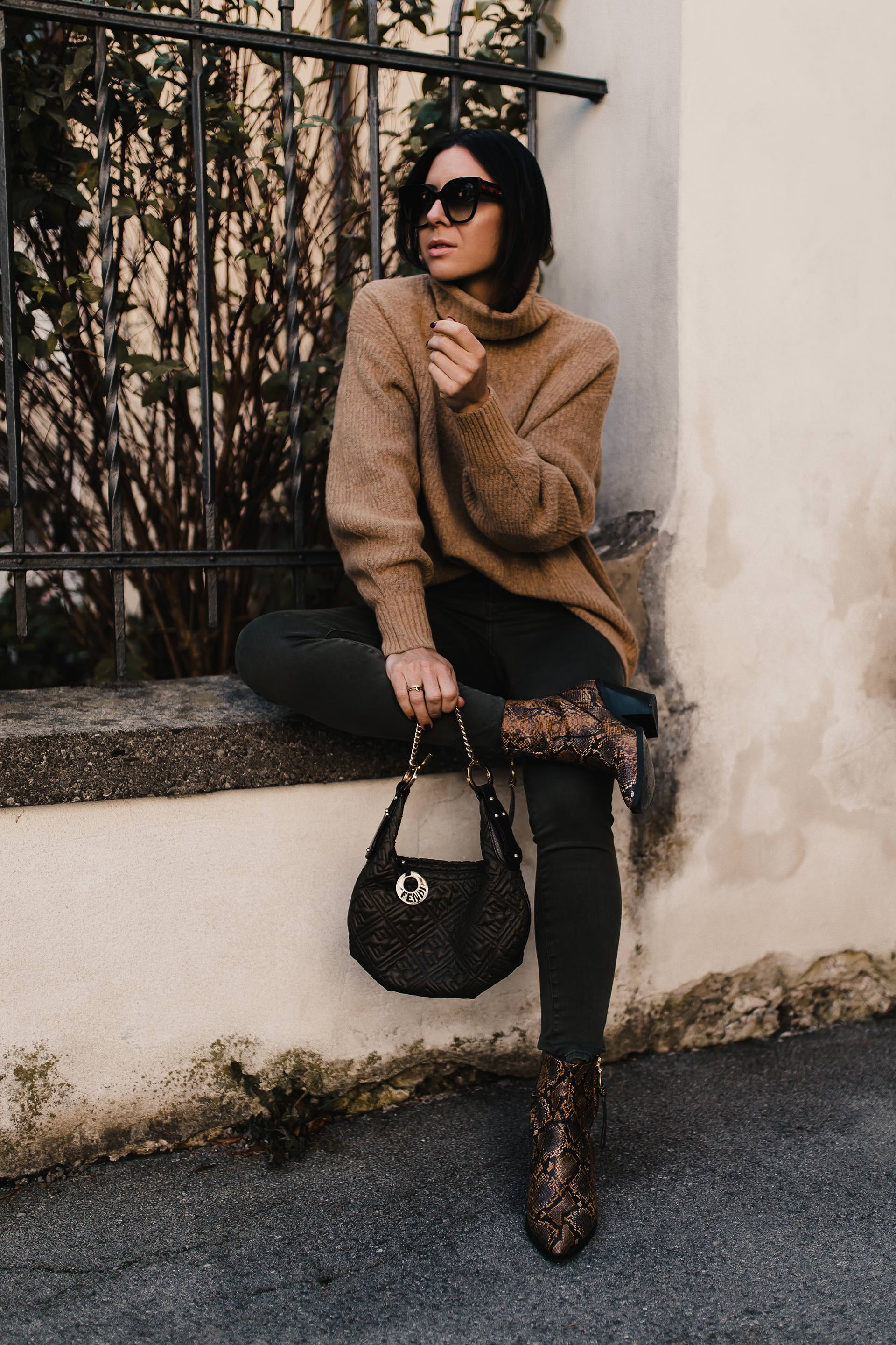 enthält unbeauftragte Werbung. Boots mit Animal Print, Snake boots, Animal print schuhe, stiefeletten animal print, Stiefel mit schlangenprint, Boots mit Schlangenprint, Outfit Idee, Styling Tipps, Modetrends, Herbstmode, Herbsttrends 2018, Streetstyle, Alltagsoutfit, Outfit mit Jeans, Outfit mit Rollkragenpullover, Modeblogger, www.whoismocca.me #herbstoutfit #modetrends #snakeprint #schlangenprint #streetstyle