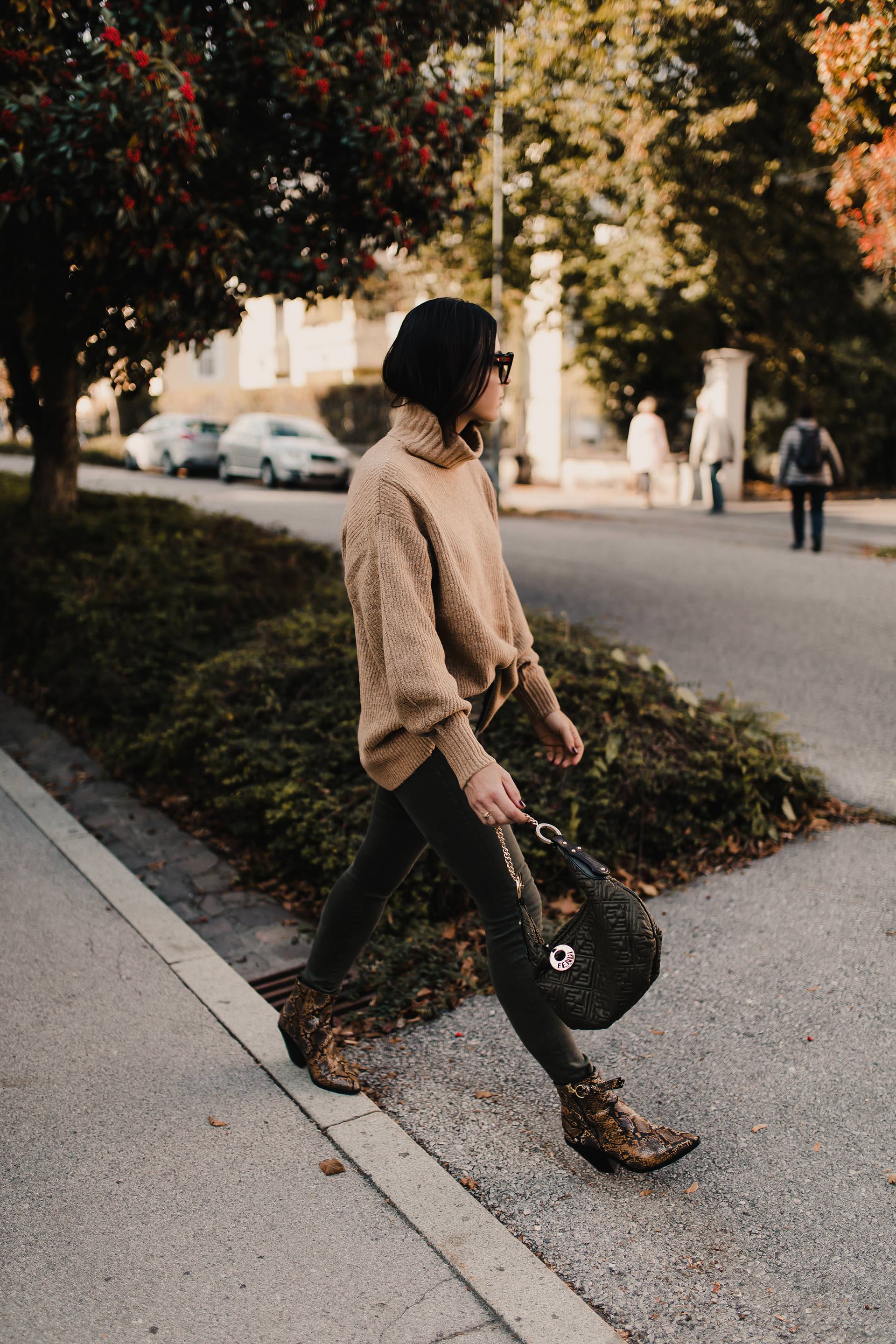 enthält unbeauftragte Werbung. Boots mit Animal Print, Snake boots, Animal print schuhe, stiefeletten animal print, Stiefel mit schlangenprint, Boots mit Schlangenprint, Outfit Idee, Styling Tipps, Modetrends, Herbstmode, Herbsttrends 2018, Streetstyle, Alltagsoutfit, Outfit mit Jeans, Outfit mit Rollkragenpullover, Modeblogger, www.whoismocca.me #herbstoutfit #modetrends #snakeprint #schlangenprint #streetstyle