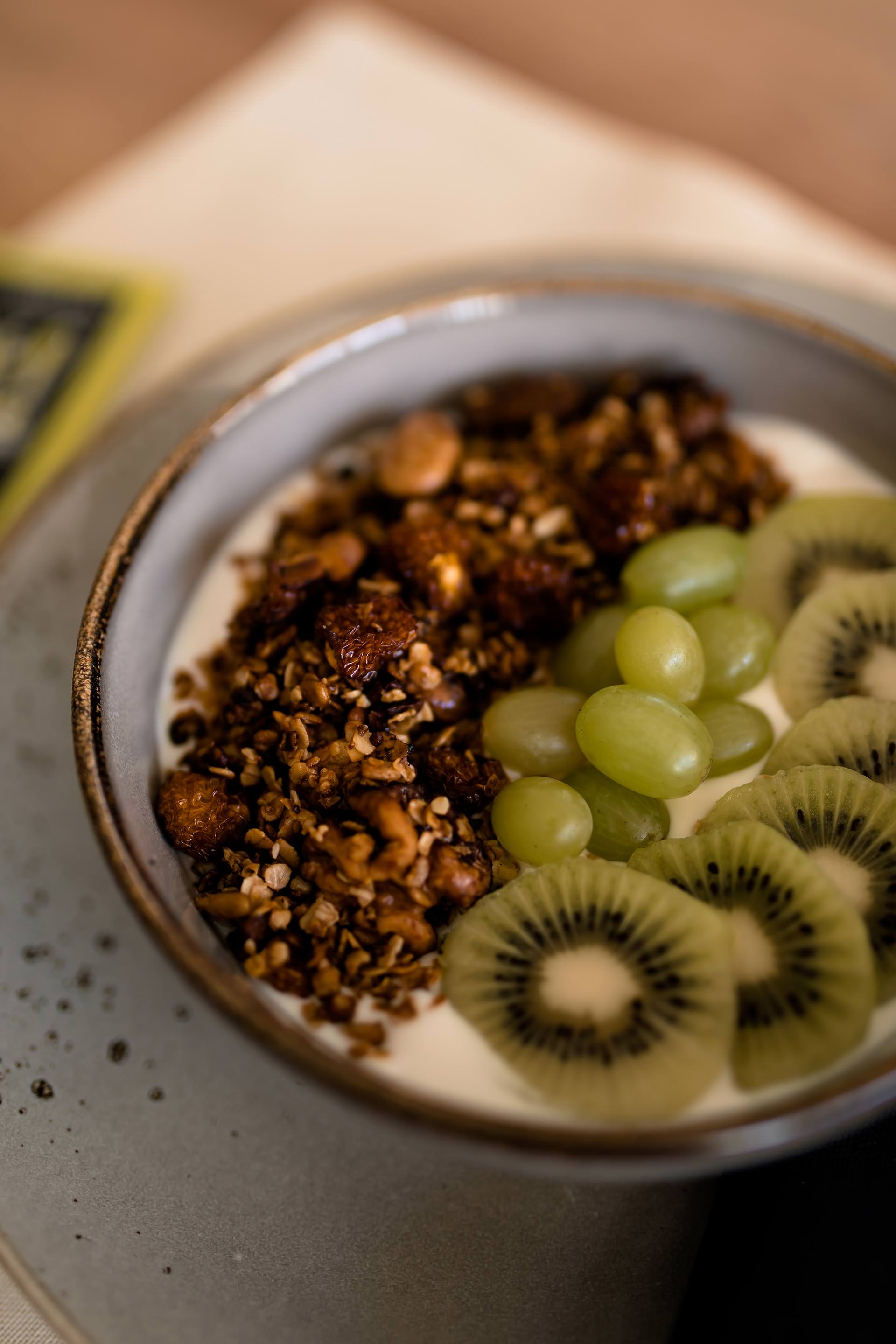 Anzeige. Granola selber machen, welcher kaffee ist der beste, welcher kaffee schmeckt am besten, spar Kaffee, Kaffeegenuss, power frühstück, Energie für den ganzen tag, frühstück mit Kaffee, gesundes frühstück schnell zubereitet, gesundes frühstück, kaffee mit Mandelmilch, selbstgemachtes granola, SPAR Regio, SPAR Young & Urban, SPAR enjoy, Food Blogger, Food Magazin, vegan und glutunfreies Frühstück, www.whoismocca.me #vegan #spar #frühstück #breakfast #granola #rezept #glutenfrei