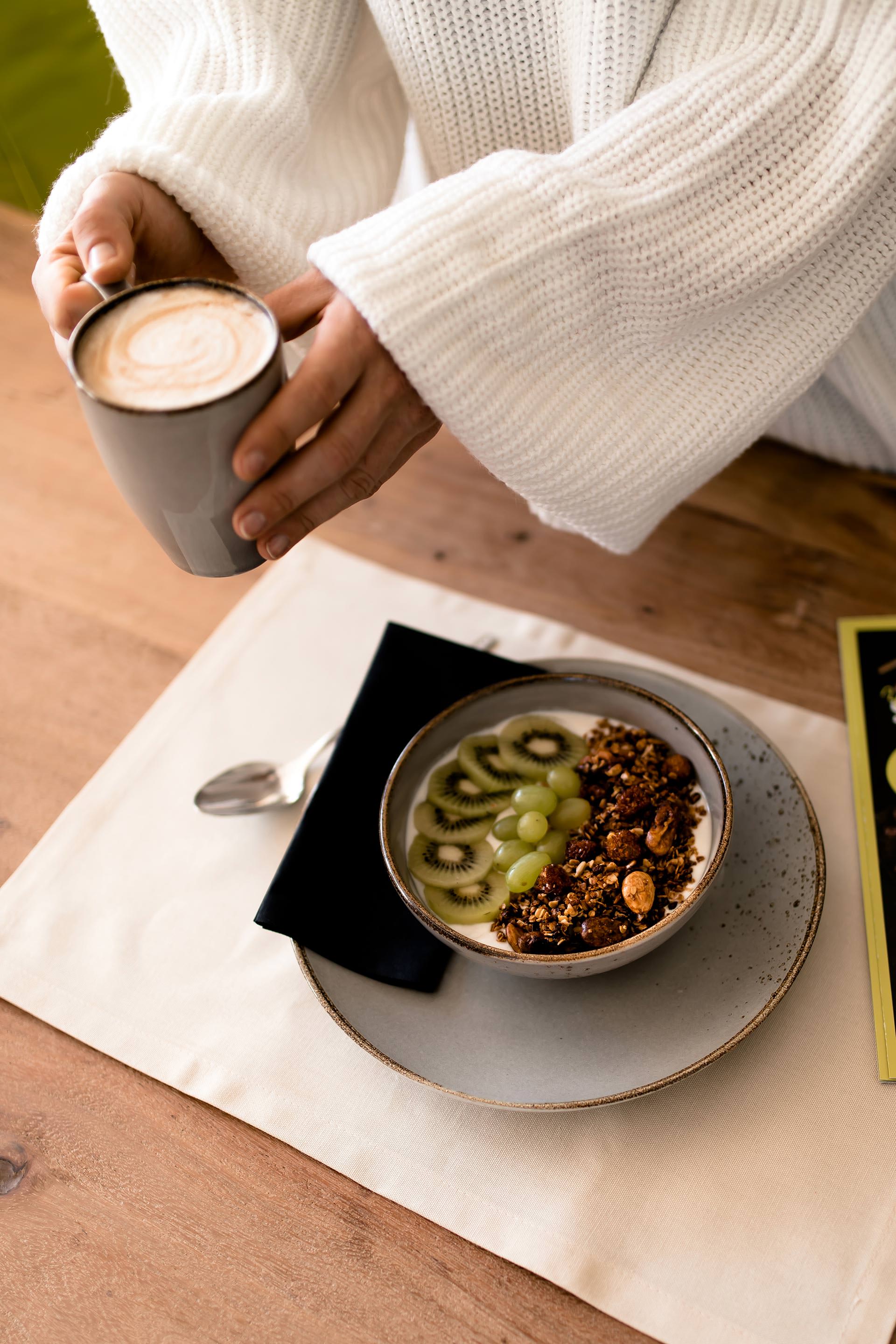 Anzeige. Granola selber machen, welcher kaffee ist der beste, welcher kaffee schmeckt am besten, spar Kaffee, Kaffeegenuss, power frühstück, Energie für den ganzen tag, frühstück mit Kaffee, gesundes frühstück schnell zubereitet, gesundes frühstück, kaffee mit Mandelmilch, selbstgemachtes granola, SPAR Regio, SPAR Young & Urban, SPAR enjoy, Food Blogger, Food Magazin, vegan und glutunfreies Frühstück, www.whoismocca.me #vegan #spar #frühstück #breakfast #granola #rezept #glutenfrei