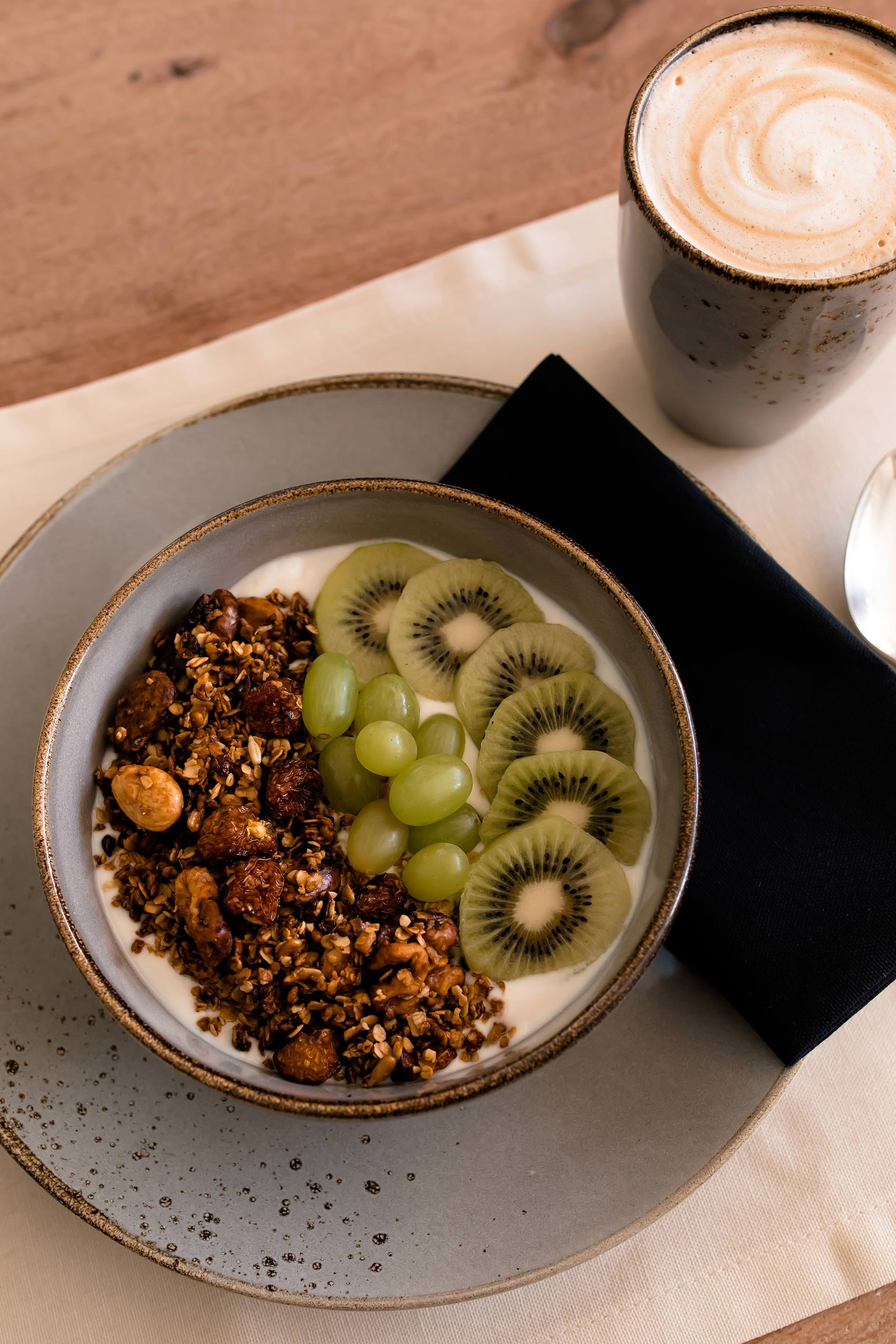 Anzeige. Granola selber machen, welcher kaffee ist der beste, welcher kaffee schmeckt am besten, spar Kaffee, Kaffeegenuss, power frühstück, Energie für den ganzen tag, frühstück mit Kaffee, gesundes frühstück schnell zubereitet, gesundes frühstück, kaffee mit Mandelmilch, selbstgemachtes granola, SPAR Regio, SPAR Young & Urban, SPAR enjoy, Food Blogger, Food Magazin, vegan und glutunfreies Frühstück, www.whoismocca.me #vegan #spar #frühstück #breakfast #granola #rezept #glutenfrei