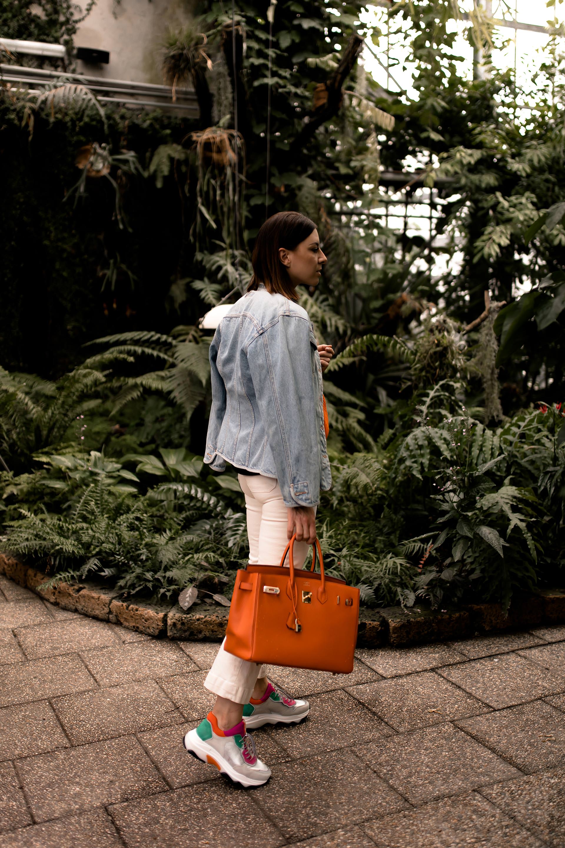 enthält unbeauftragte Werbung. chunky sneakers style, bold stripes, gestreifter pulli bunt, gestreifter pullover, kick flare jeans kombinieren, kick flare jeans, high waist jeans, hermes birkin bag, chunky sneakers, dad sneaker kaufen, ugly trainers trend, Modetrends, Herbstmode, Streetstyle, Hermes Birkin, www.whoismocca.me, #modetrends #chunkysneakers #herbstmode #boldstripes #kickflare #outfit