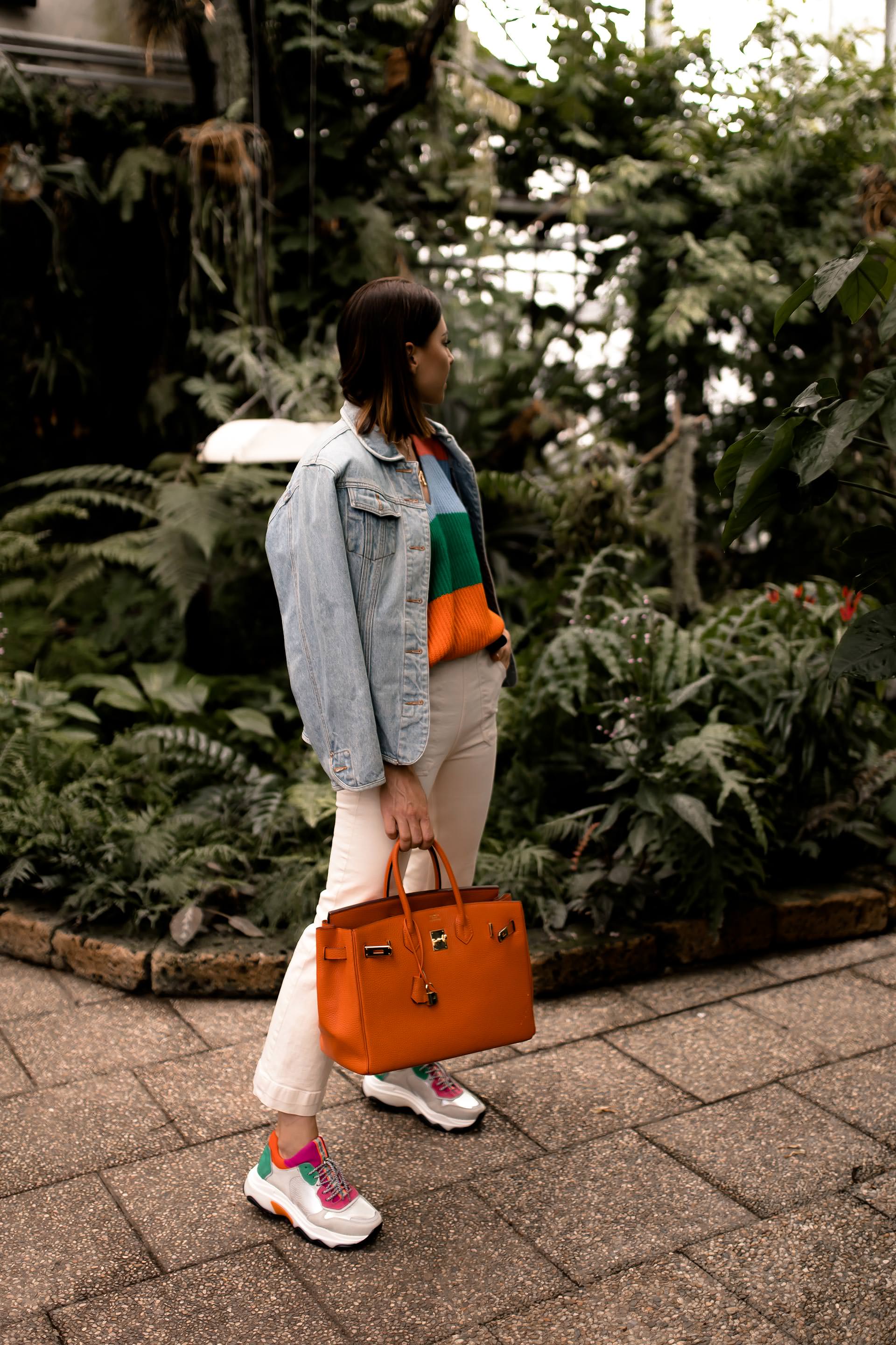 enthält unbeauftragte Werbung. chunky sneakers style, bold stripes, gestreifter pulli bunt, gestreifter pullover, kick flare jeans kombinieren, kick flare jeans, high waist jeans, hermes birkin bag, chunky sneakers, dad sneaker kaufen, ugly trainers trend, Modetrends, Herbstmode, Streetstyle, Hermes Birkin, www.whoismocca.me, #modetrends #chunkysneakers #herbstmode #boldstripes #kickflare #outfit