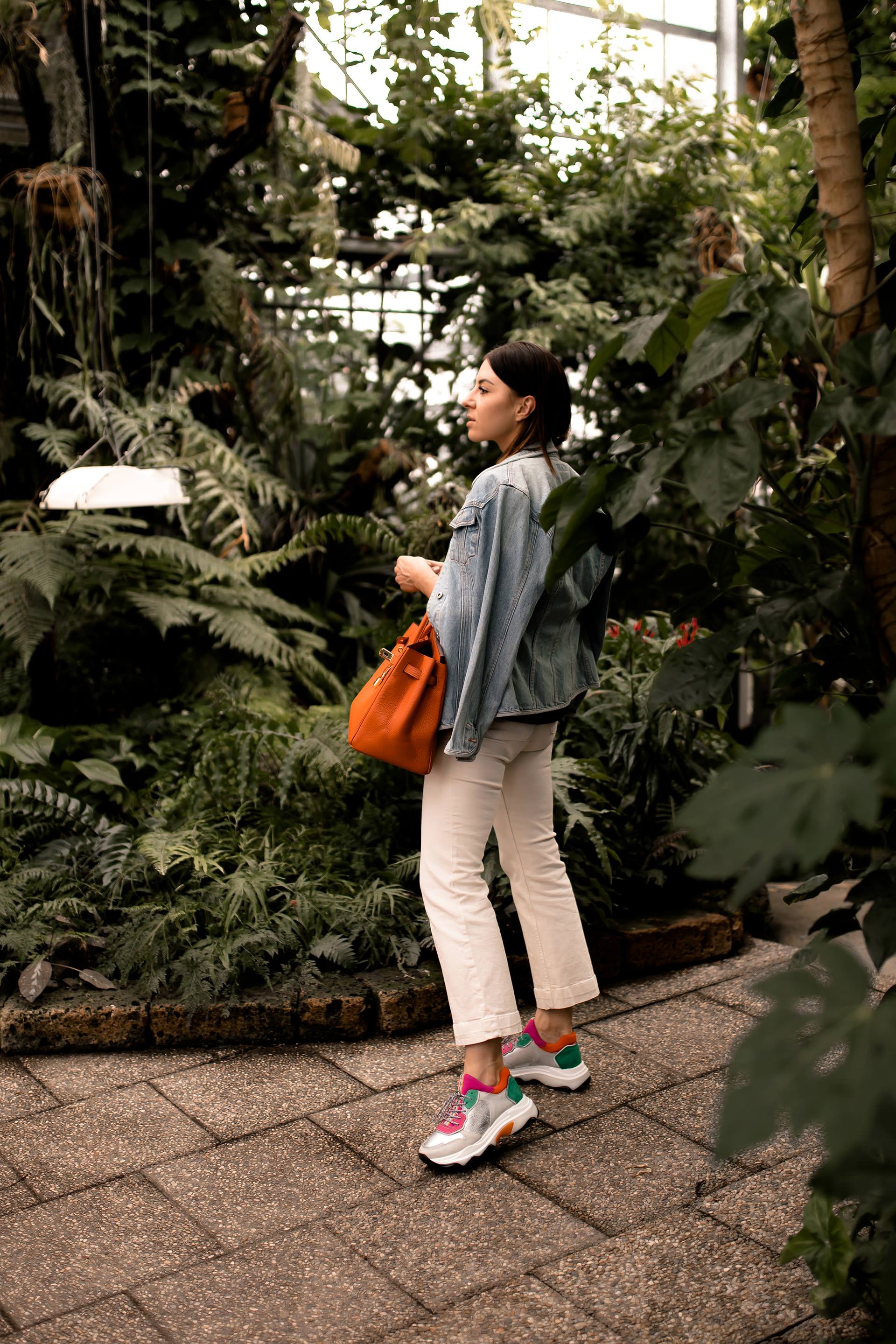 enthält unbeauftragte Werbung. chunky sneakers style, bold stripes, gestreifter pulli bunt, gestreifter pullover, kick flare jeans kombinieren, kick flare jeans, high waist jeans, hermes birkin bag, chunky sneakers, dad sneaker kaufen, ugly trainers trend, Modetrends, Herbstmode, Streetstyle, Hermes Birkin, www.whoismocca.me, #modetrends #chunkysneakers #herbstmode #boldstripes #kickflare #outfit