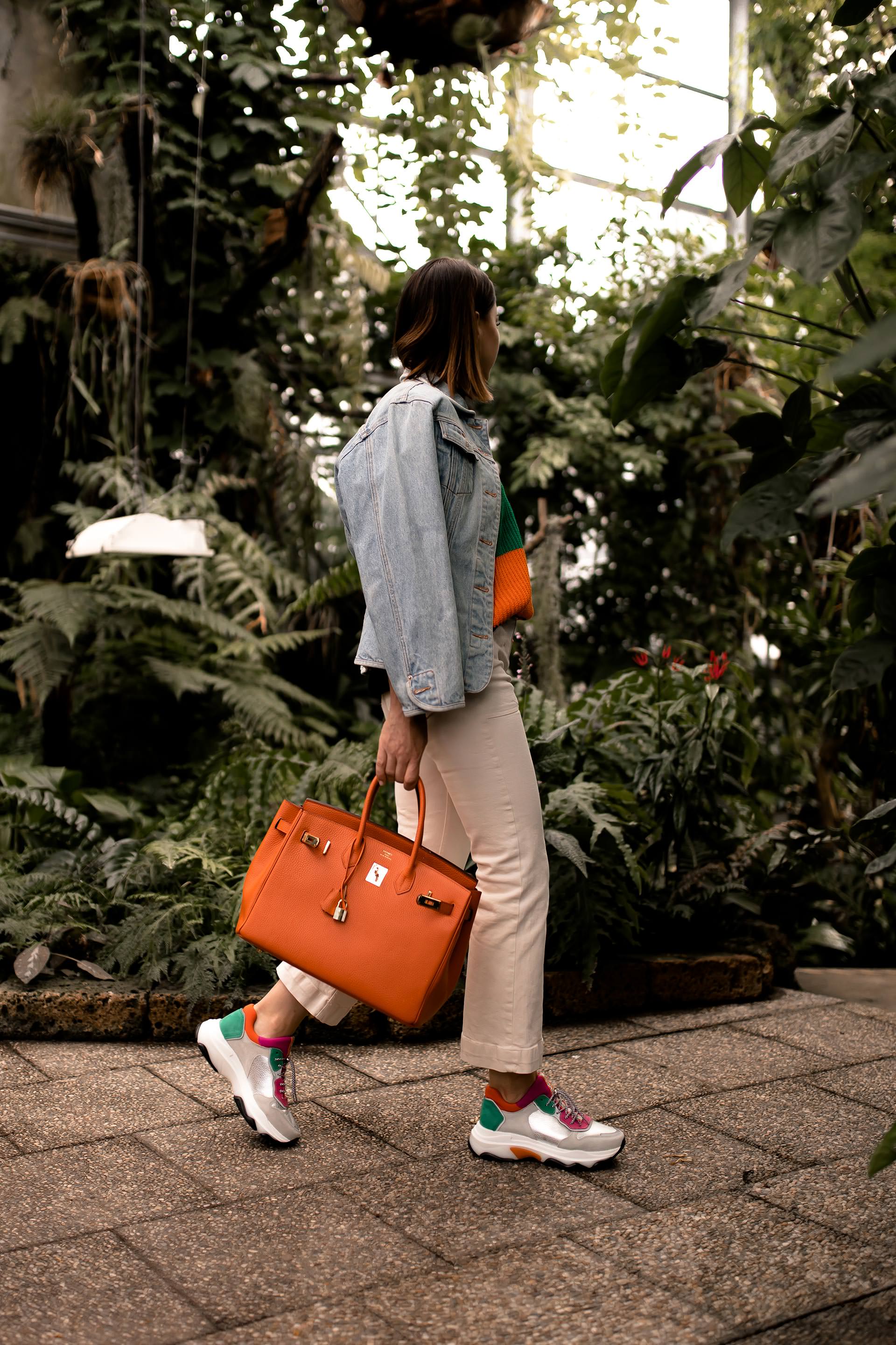 enthält unbeauftragte Werbung. chunky sneakers style, bold stripes, gestreifter pulli bunt, gestreifter pullover, kick flare jeans kombinieren, kick flare jeans, high waist jeans, hermes birkin bag, chunky sneakers, dad sneaker kaufen, ugly trainers trend, Modetrends, Herbstmode, Streetstyle, Hermes Birkin, www.whoismocca.me, #modetrends #chunkysneakers #herbstmode #boldstripes #kickflare #outfit