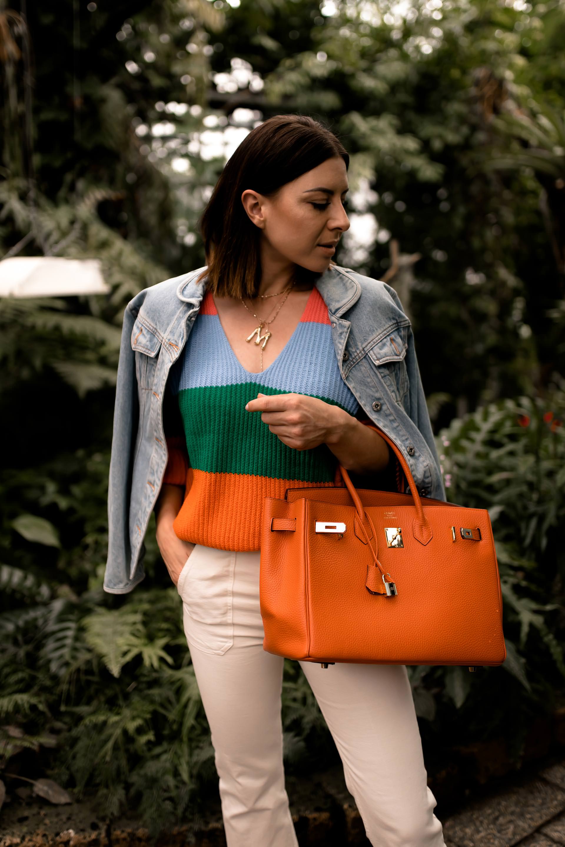 enthält unbeauftragte Werbung. chunky sneakers style, bold stripes, gestreifter pulli bunt, gestreifter pullover, kick flare jeans kombinieren, kick flare jeans, high waist jeans, hermes birkin bag, chunky sneakers, dad sneaker kaufen, ugly trainers trend, Modetrends, Herbstmode, Streetstyle, Hermes Birkin, www.whoismocca.me, #modetrends #chunkysneakers #herbstmode #boldstripes #kickflare #outfit