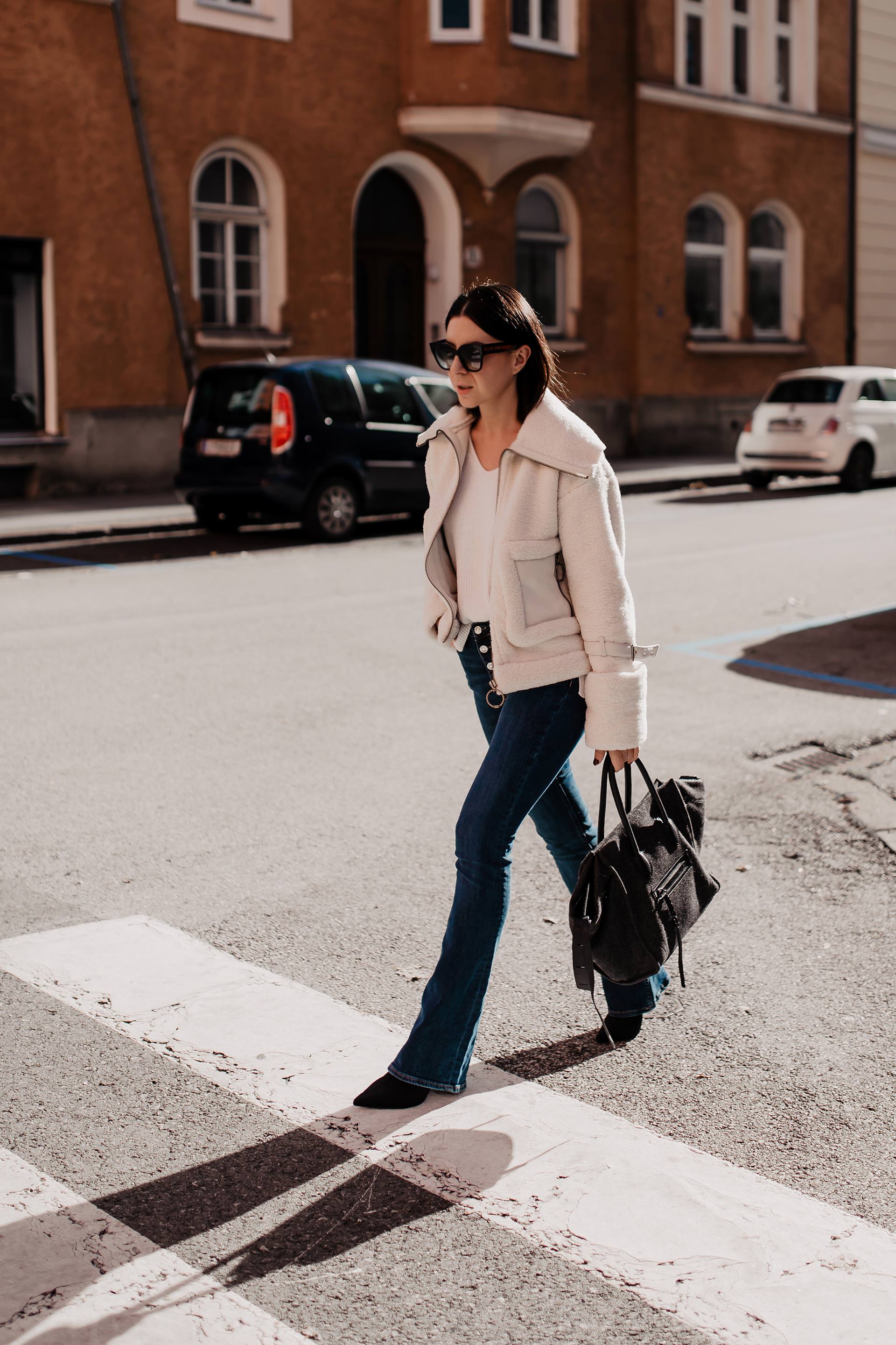 enthält Werbung. flared Jeans kombinieren, Damenhosen mit weitem Bein, damenhosen online kaufen, damenhosen für den herbst, damenhosen für kräftige Oberschenkel, herbst outfit, elisabetta franchi jacke, Alltagsoutfit, outfit mit jeans, Bootcut Jeans stylen, teddy jacke, Styling Tipps, www.whoismocca.me #flared #bootcut #herbstoutfit #streetstyle #herbsttrends #modetrends #teddy