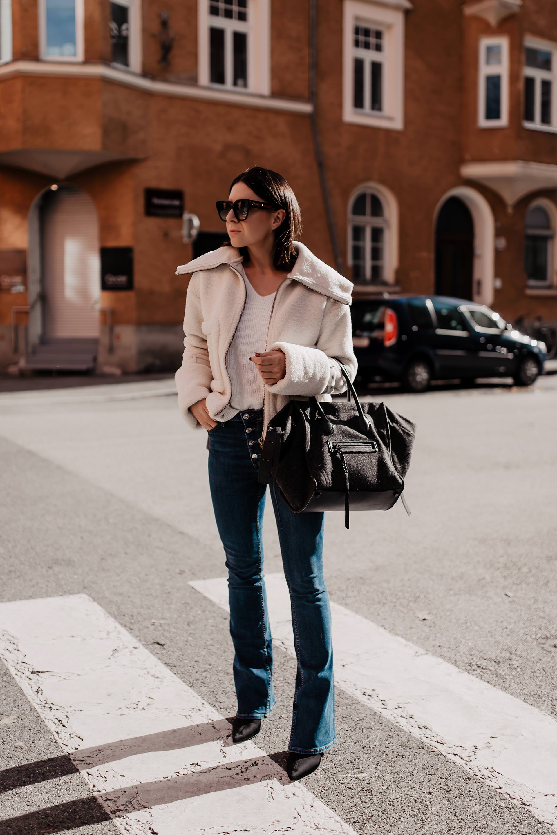 enthält Werbung. flared Jeans kombinieren, Damenhosen mit weitem Bein, damenhosen online kaufen, damenhosen für den herbst, damenhosen für kräftige Oberschenkel, herbst outfit, elisabetta franchi jacke, Alltagsoutfit, outfit mit jeans, Bootcut Jeans stylen, teddy jacke, Styling Tipps, www.whoismocca.me #flared #bootcut #herbstoutfit #streetstyle #herbsttrends #modetrends #teddy