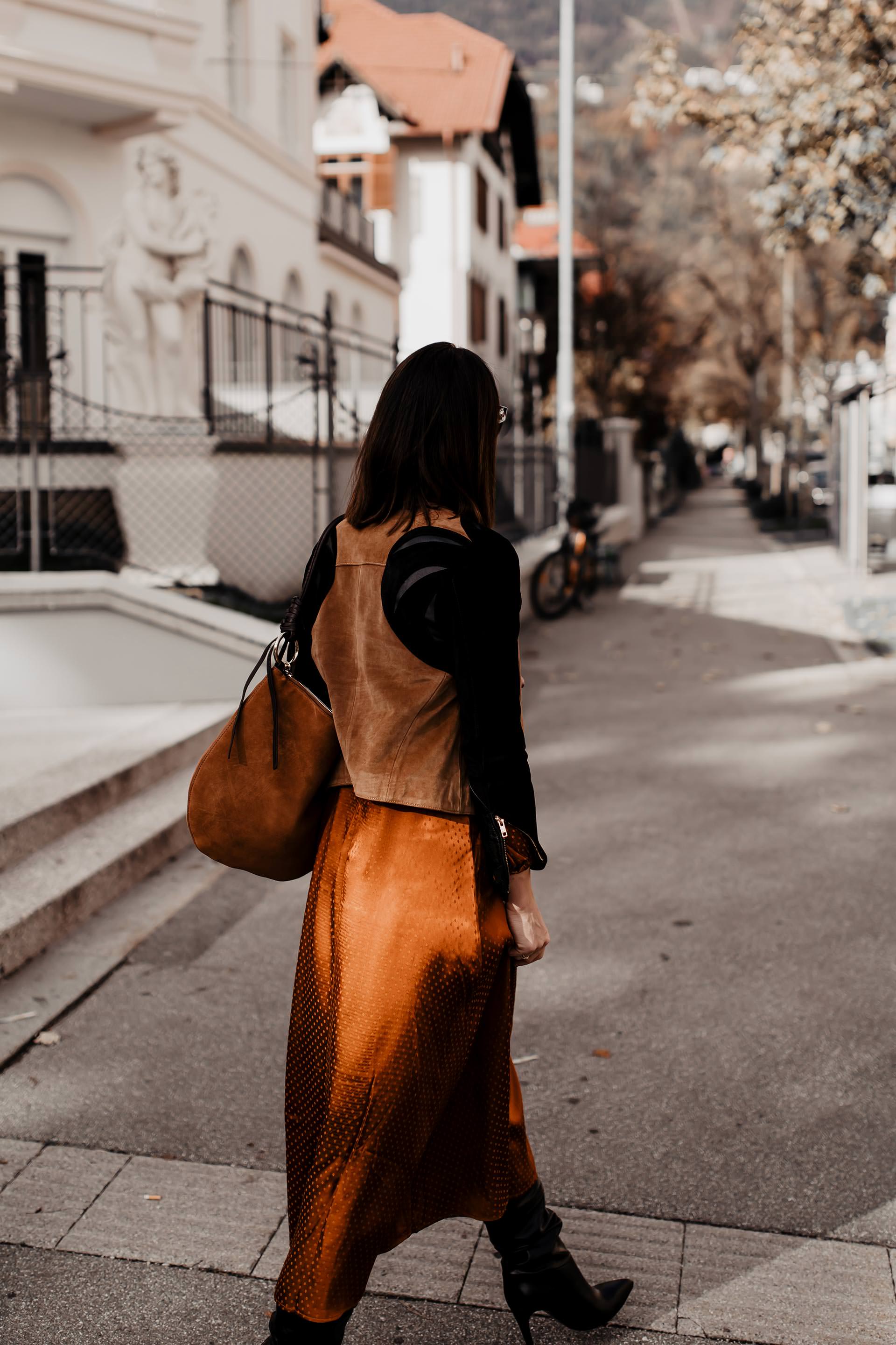 enthält unbeauftragte Werbung. Herbst Outfit, Midikleid kombinieren, Lederjacke kombinieren, Outfit mit Midikleid, Outfit mit Lederjacke, Modetrends 2018/19, Slouchy Boots, Slouchy Boots kaufen, Midikleid Herbst, Midikleid Winter, Outfit Ideen, Trendfarben Herbst 2018, Styling Tipps, Hobo Bag, www.whoismocca.me #herbsttrends #modetrends #wintertrends #slouchy #boots #hobo #lederjacke #midikleid #streetstyle #outfit