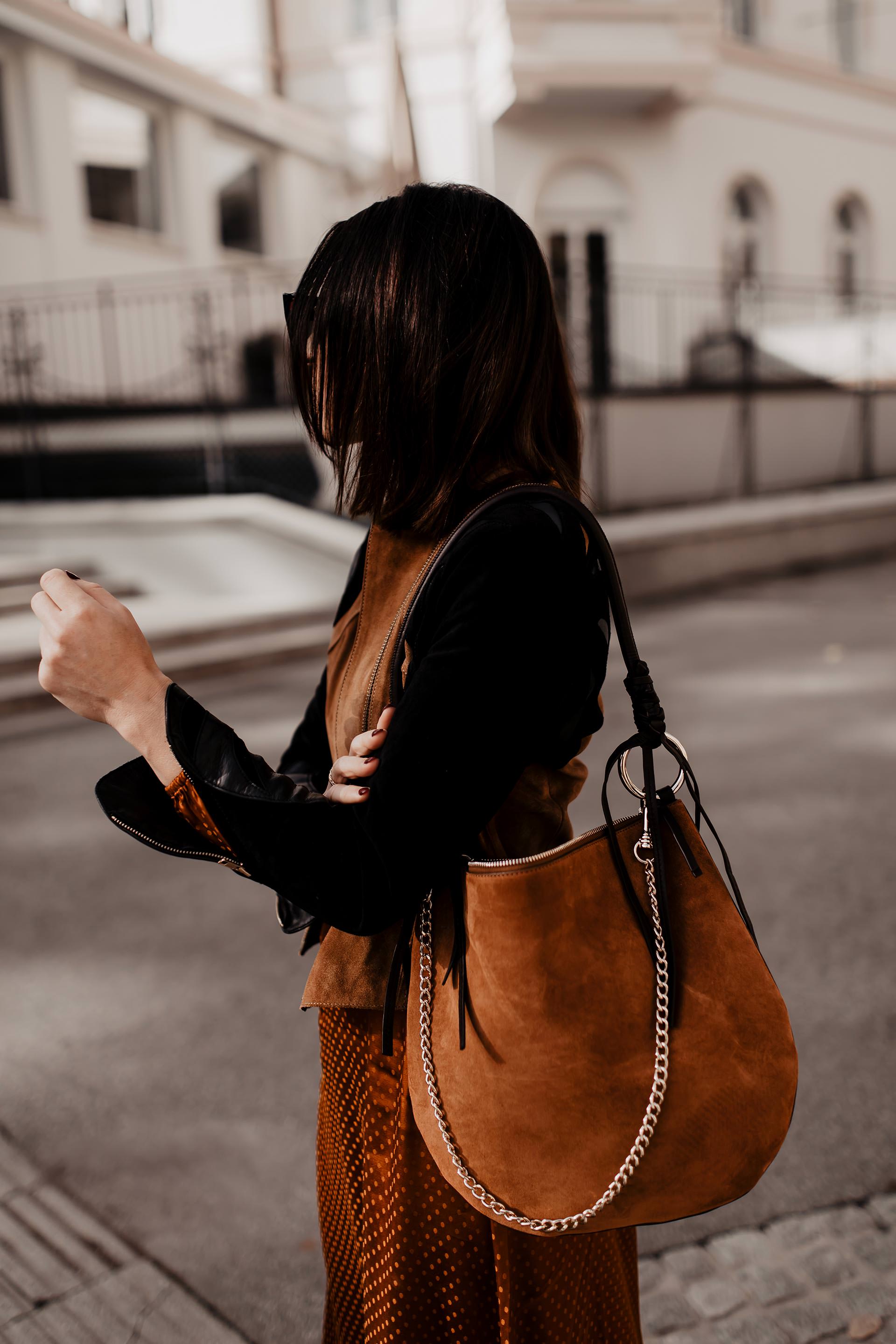 enthält unbeauftragte Werbung. Herbst Outfit, Midikleid kombinieren, Lederjacke kombinieren, Outfit mit Midikleid, Outfit mit Lederjacke, Modetrends 2018/19, Slouchy Boots, Slouchy Boots kaufen, Midikleid Herbst, Midikleid Winter, Outfit Ideen, Trendfarben Herbst 2018, Styling Tipps, Hobo Bag, www.whoismocca.me #herbsttrends #modetrends #wintertrends #slouchy #boots #hobo #lederjacke #midikleid #streetstyle #outfit