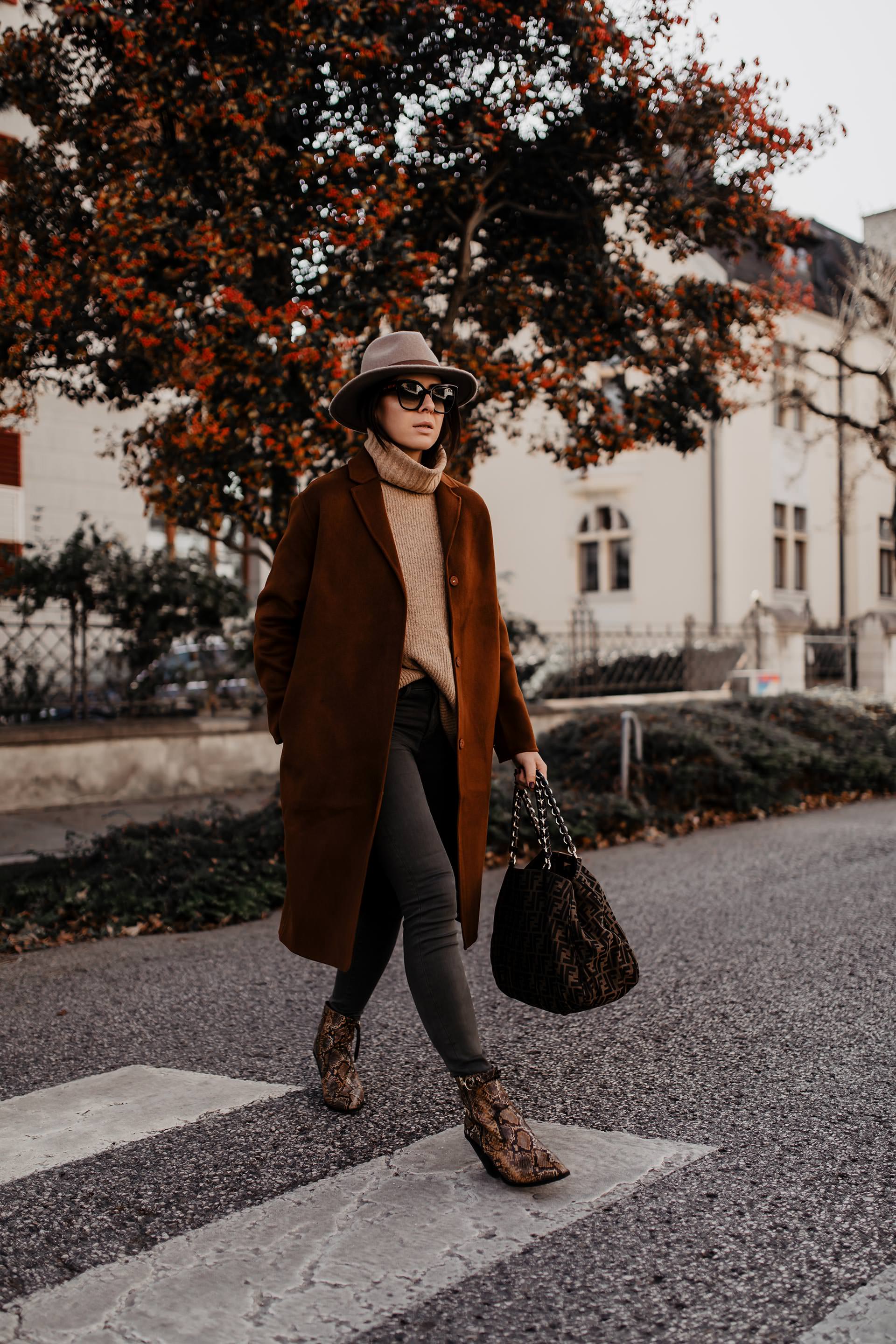 enthält unbeauftragte Werbung. modetrends herbst winter 2018/19, modetrends herbst 2018, modetrends 2019, modetrends herbst winter 2018, modetrends für den herbst 2018, herbstmode 2018/19, langer Mantel, mantel für den herbst, mantel für den winter, schöner Wintermantel, mantel aus Kaschmir mix, mantel aus Kaschmir, günstige lange mäntel für damen, langen Mantel kombinieren, wollmantel für winter geeignet, Streetstyle, Herbst und Winter Outfit, www.whoismocca.me #herbsttrends #wintertrends #modetrends #wintermantel #streetstyle #outfit #fashion