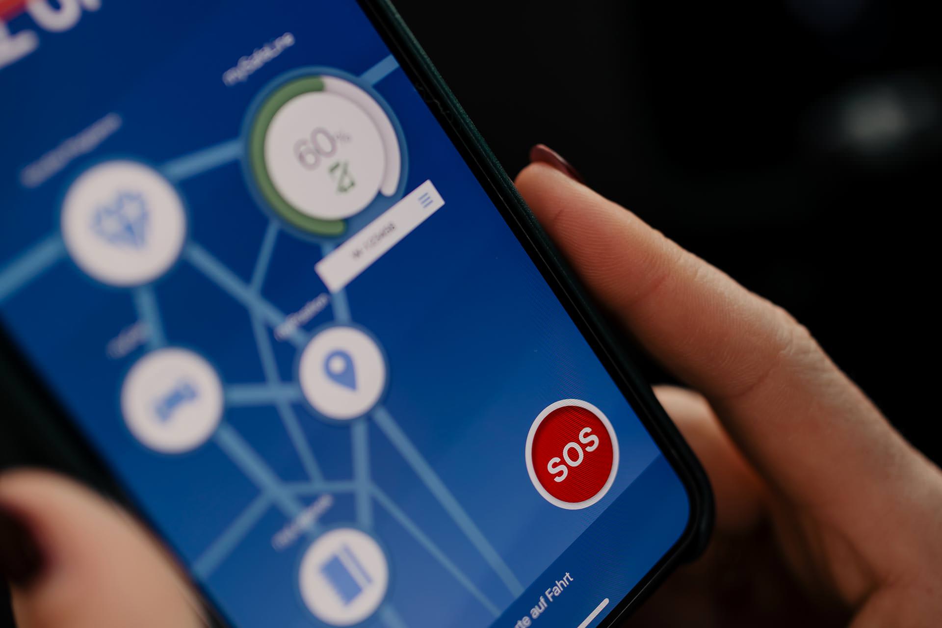 Anzeige. UNIQA SafeLine Autoversicherung die Leben retten kann, UNIQA SafeLine App, UNIQA SafeLine Notfallknopf einbauen lassen, UNIQA SafeLine Erfahrungen, Handy weg vom Steuer, Autoversicherung sparen, Lifestyle Blog, Karriere Blog, www.whoismocca.me #UNIQASafeLine #UNIQA #autoversicherung #handyweg #sicherheit #lifestyle