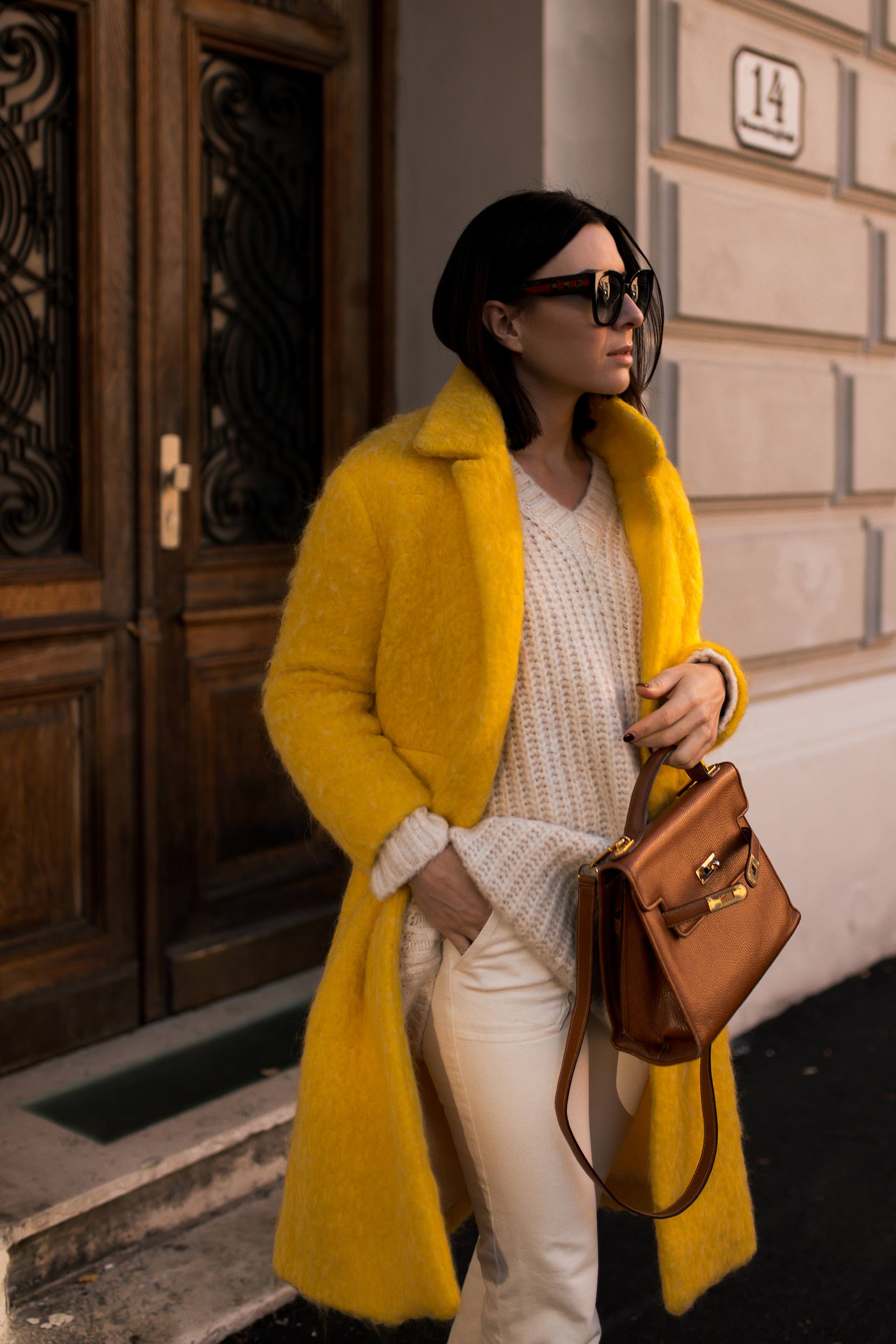 enthält unbeauftragte Werbung. So kann man einen gelben Mantel kombinieren, winter outfit mit jeans, Modeblogger, Fendi Look alike boots, Moschino Redwall bag, Hermes kelly look alike, gelben mantel kaufen, Styling Tipps, Outfit Idee, Wintertrends, Modetrends 2018/19, www.whoismocca.me #gelbermantel #winteroutfit #mangogirls #moschino #fendi #modetrends #wintertrends