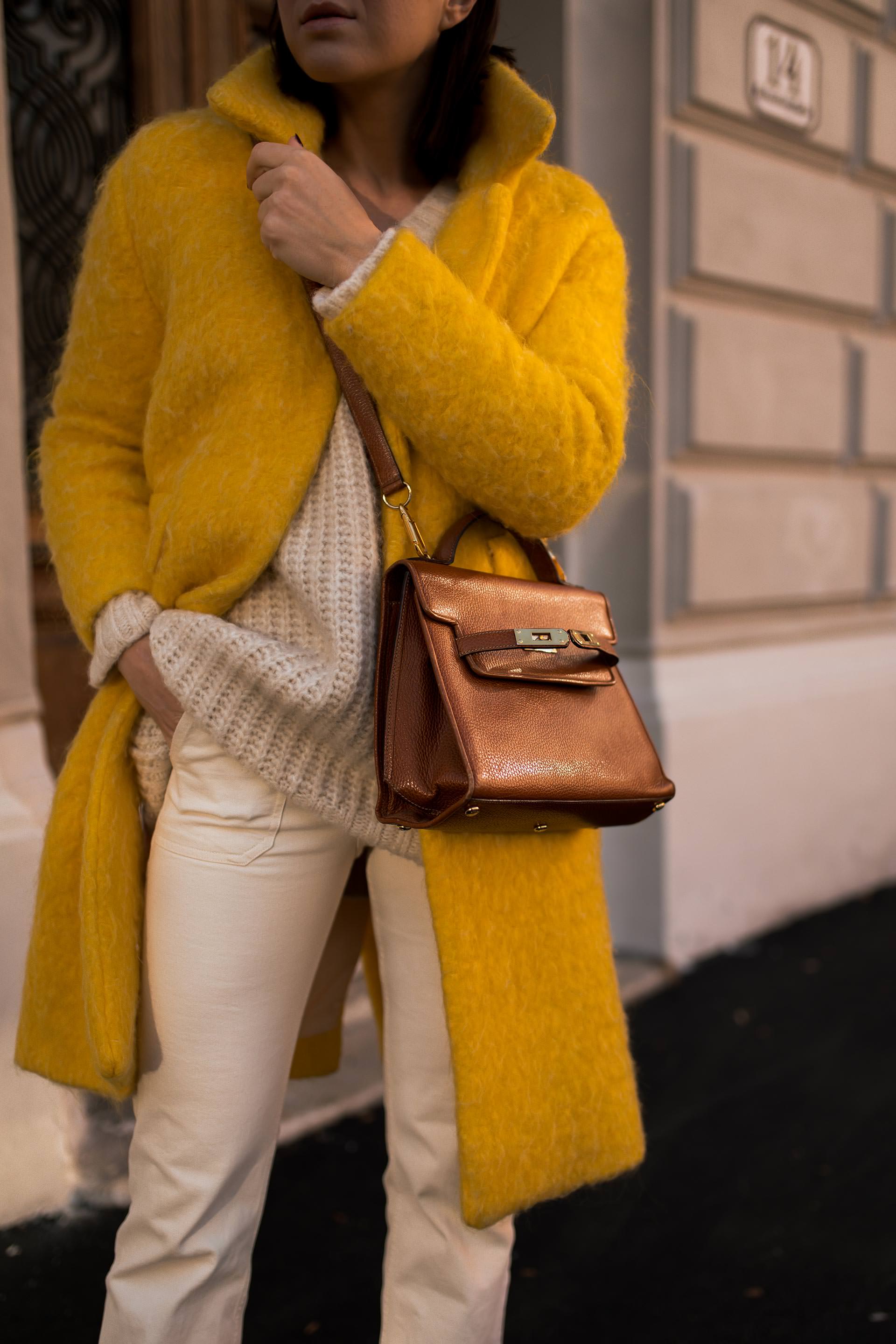 enthält unbeauftragte Werbung. So kann man einen gelben Mantel kombinieren, winter outfit mit jeans, Modeblogger, Fendi Look alike boots, Moschino Redwall bag, Hermes kelly look alike, gelben mantel kaufen, Styling Tipps, Outfit Idee, Wintertrends, Modetrends 2018/19, www.whoismocca.me #gelbermantel #winteroutfit #mangogirls #moschino #fendi #modetrends #wintertrends