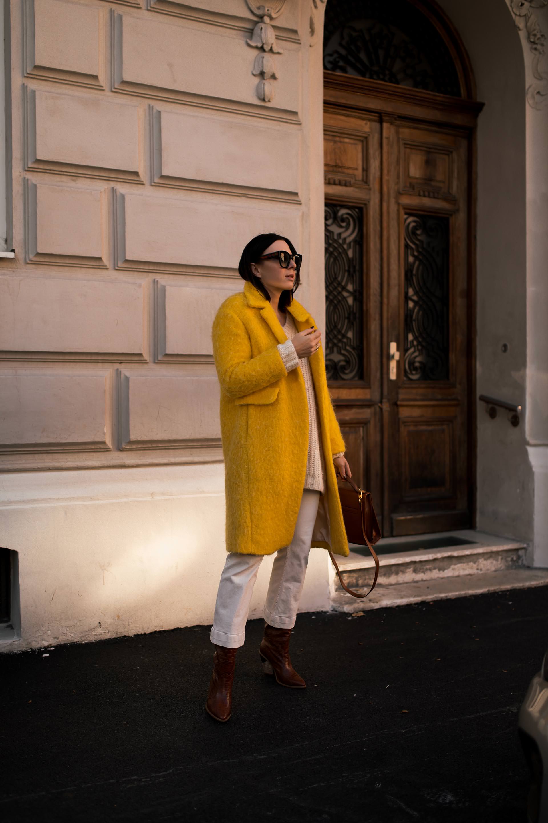 enthält unbeauftragte Werbung. So kann man einen gelben Mantel kombinieren, winter outfit mit jeans, Modeblogger, Fendi Look alike boots, Moschino Redwall bag, Hermes kelly look alike, gelben mantel kaufen, Styling Tipps, Outfit Idee, Wintertrends, Modetrends 2018/19, www.whoismocca.me #gelbermantel #winteroutfit #mangogirls #moschino #fendi #modetrends #wintertrends