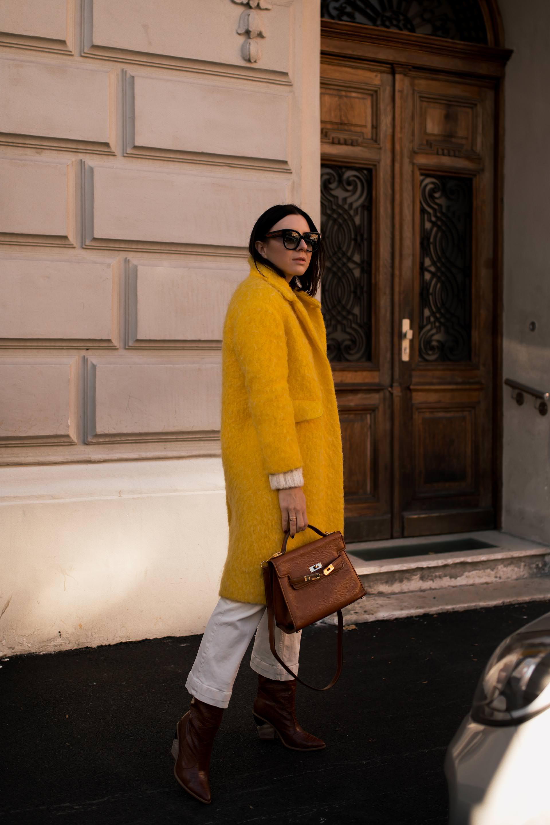 enthält unbeauftragte Werbung. So kann man einen gelben Mantel kombinieren, winter outfit mit jeans, Modeblogger, Fendi Look alike boots, Moschino Redwall bag, Hermes kelly look alike, gelben mantel kaufen, Styling Tipps, Outfit Idee, Wintertrends, Modetrends 2018/19, www.whoismocca.me #gelbermantel #winteroutfit #mangogirls #moschino #fendi #modetrends #wintertrends